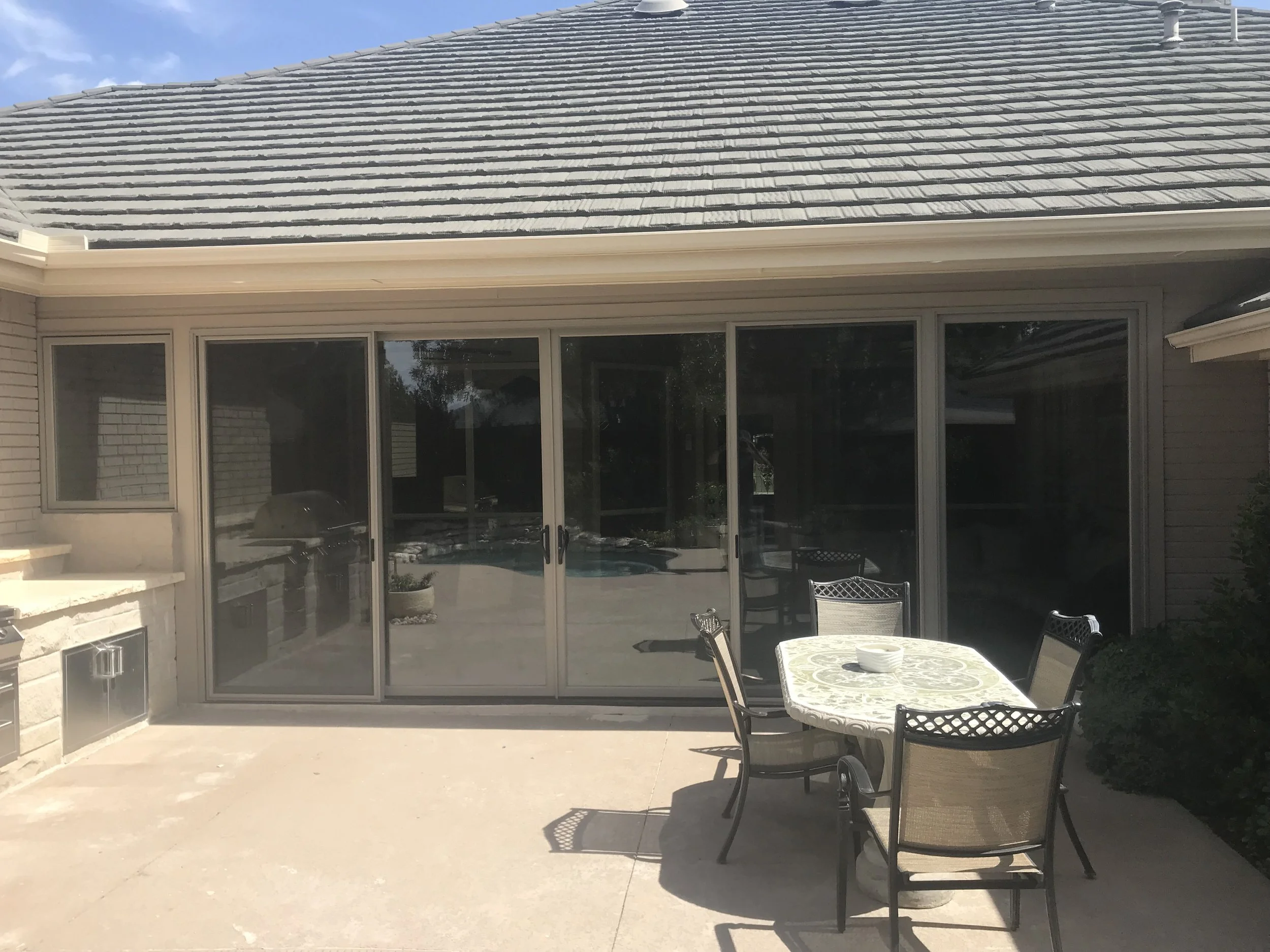 Wide glass panels improve daylight and indoor outdoor flow.