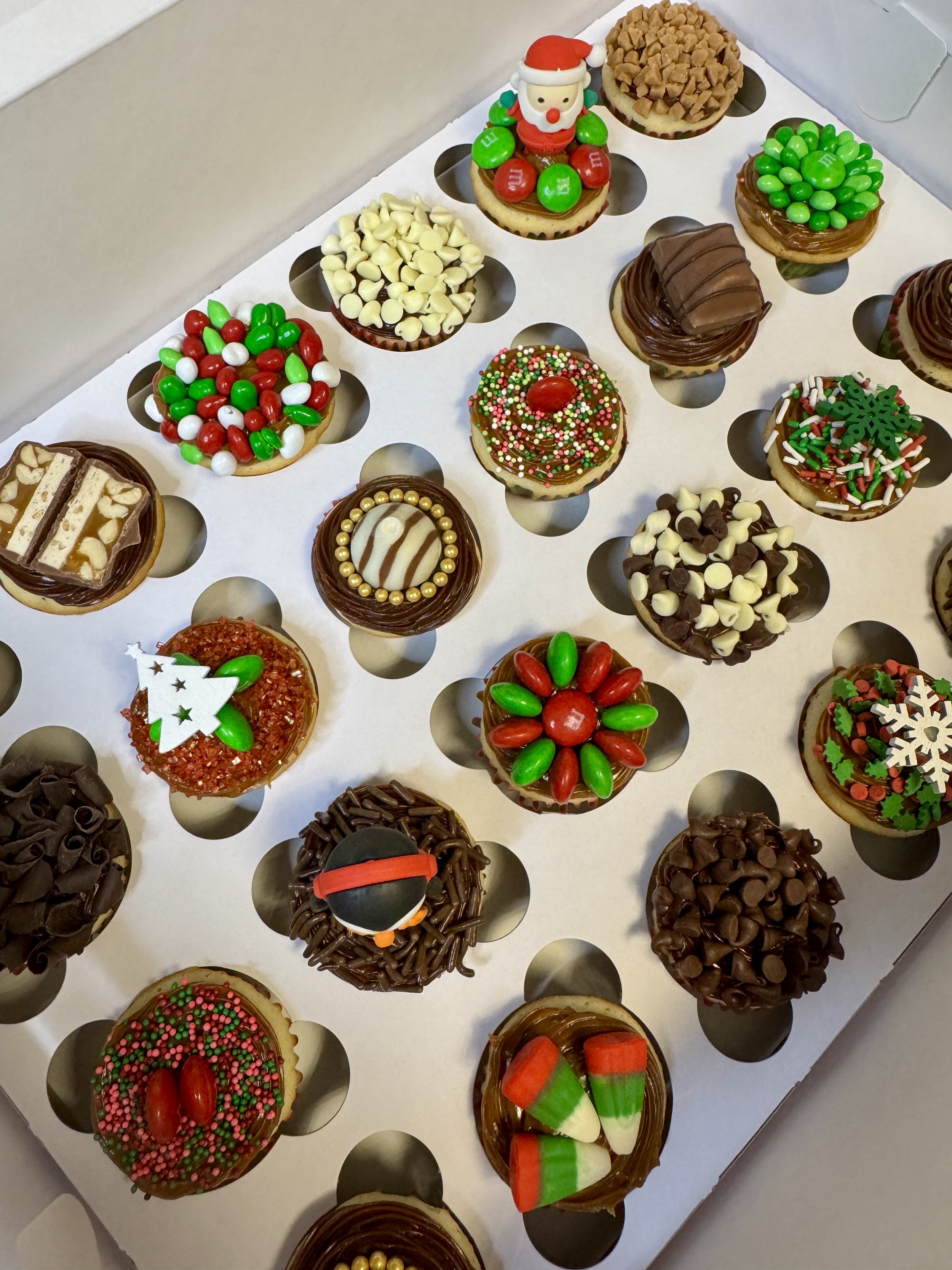 24 mini cupcakes christmas time