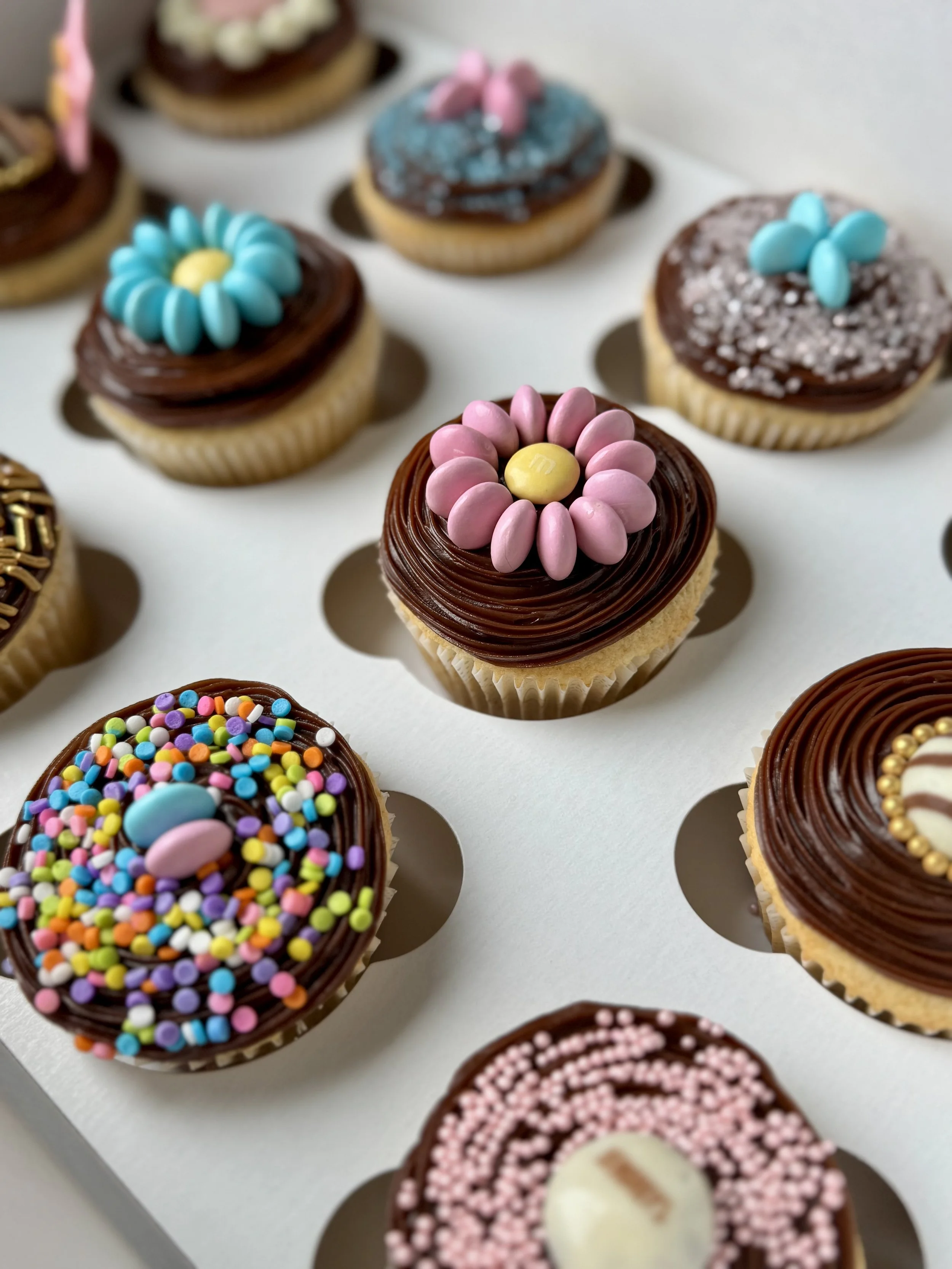 12 Classic Cupcakes • 12 Cupcakes Classiques