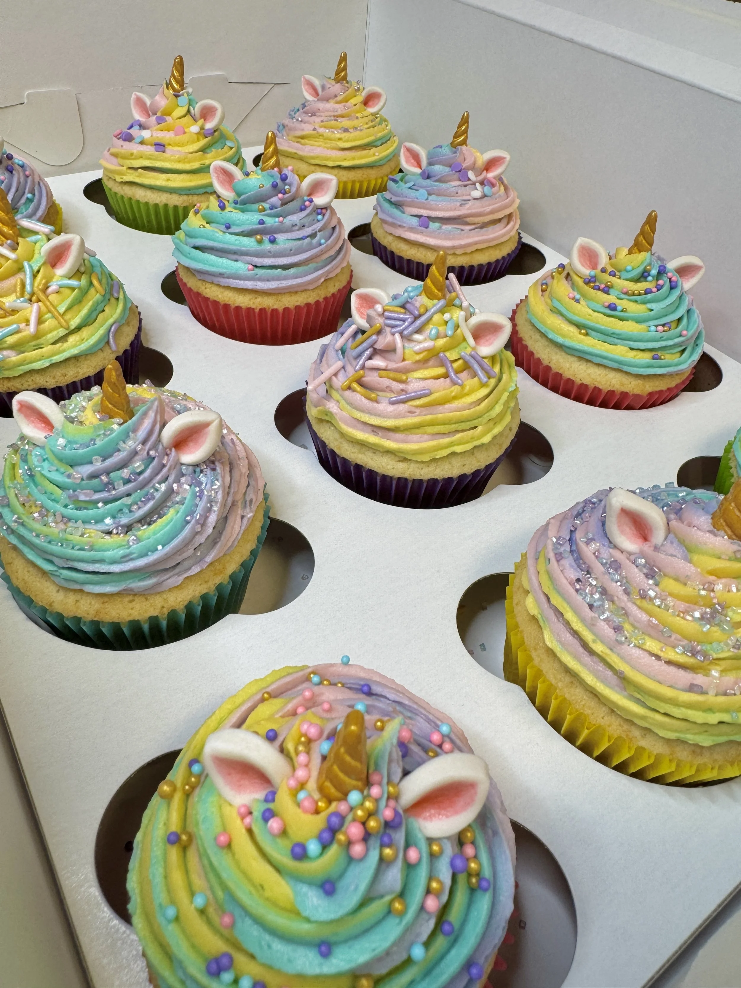 12 classic cupcakes unicorn style