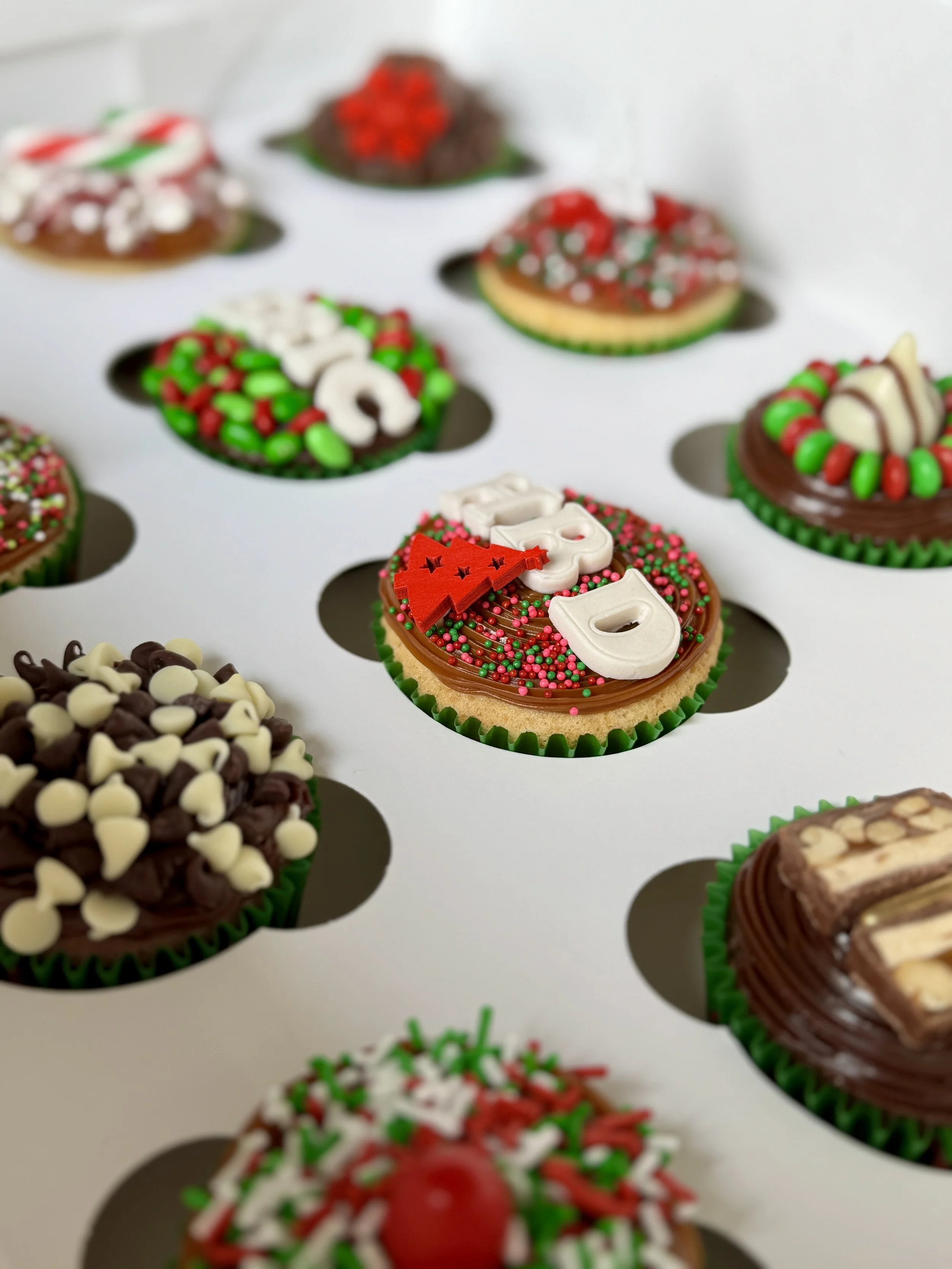 Christmas Classic cupcakes with mixed designs, box of 12