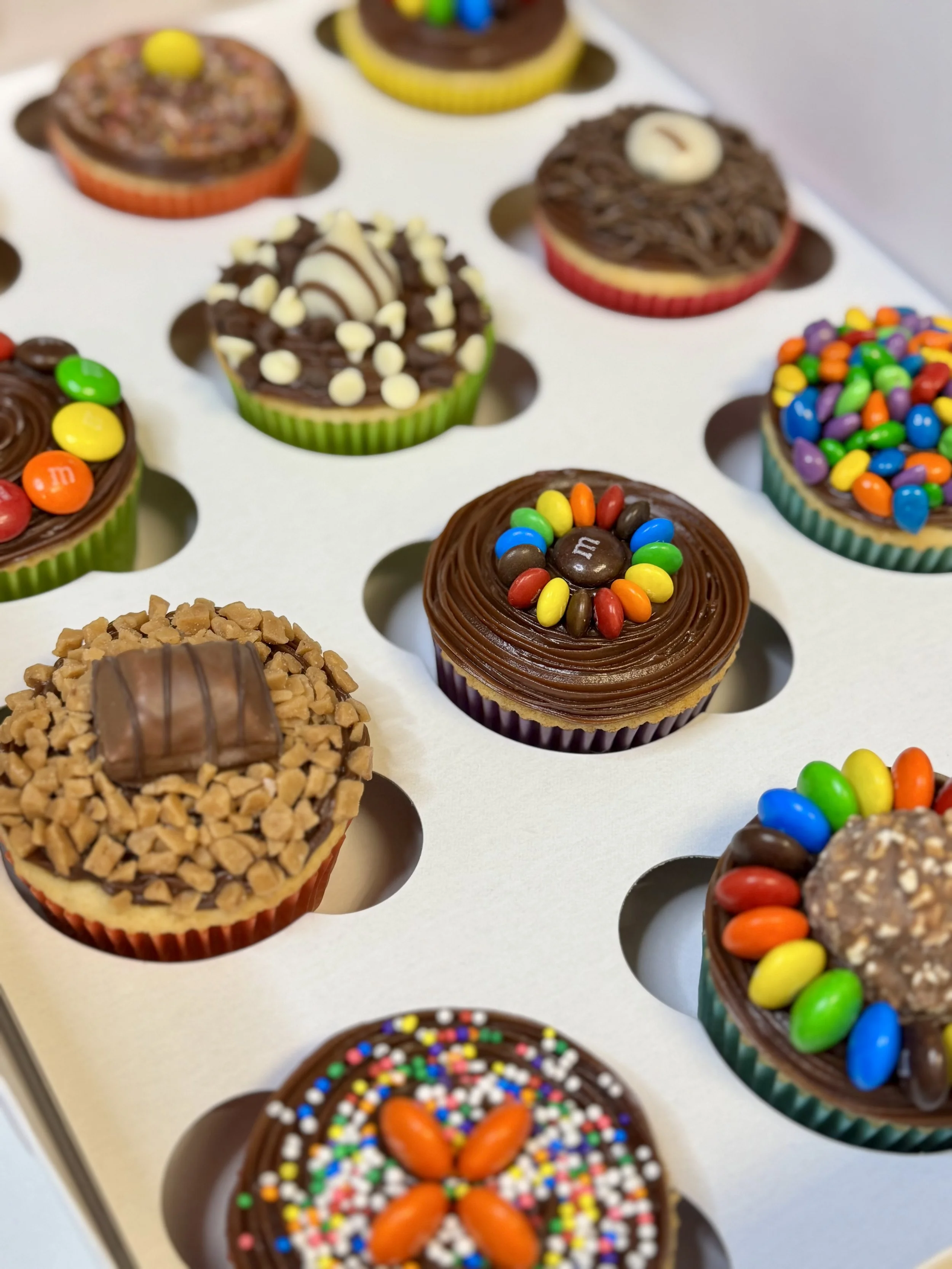 Classic cupcakes with mixed designs, box of 12