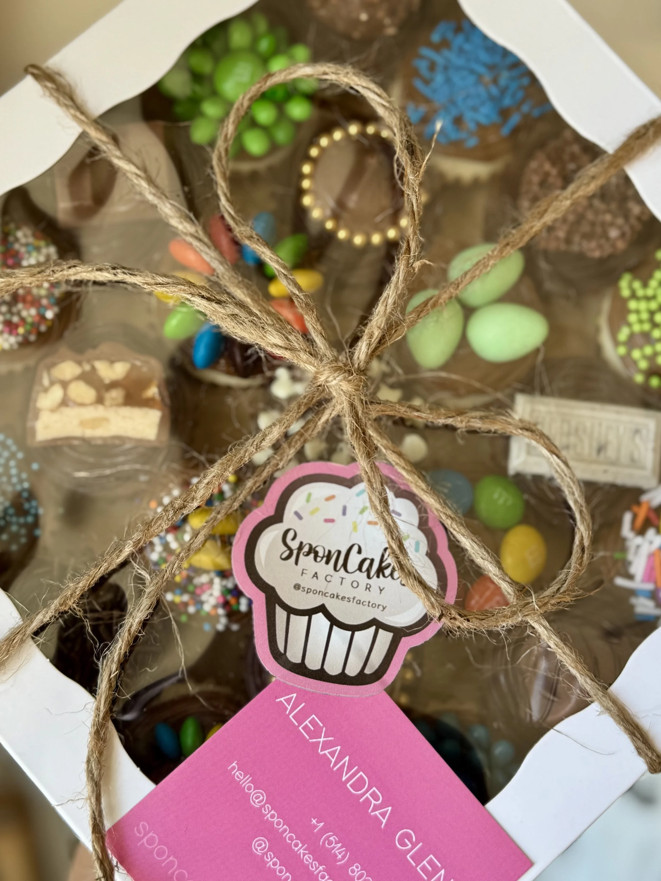 25 mini cupcakes assorted box