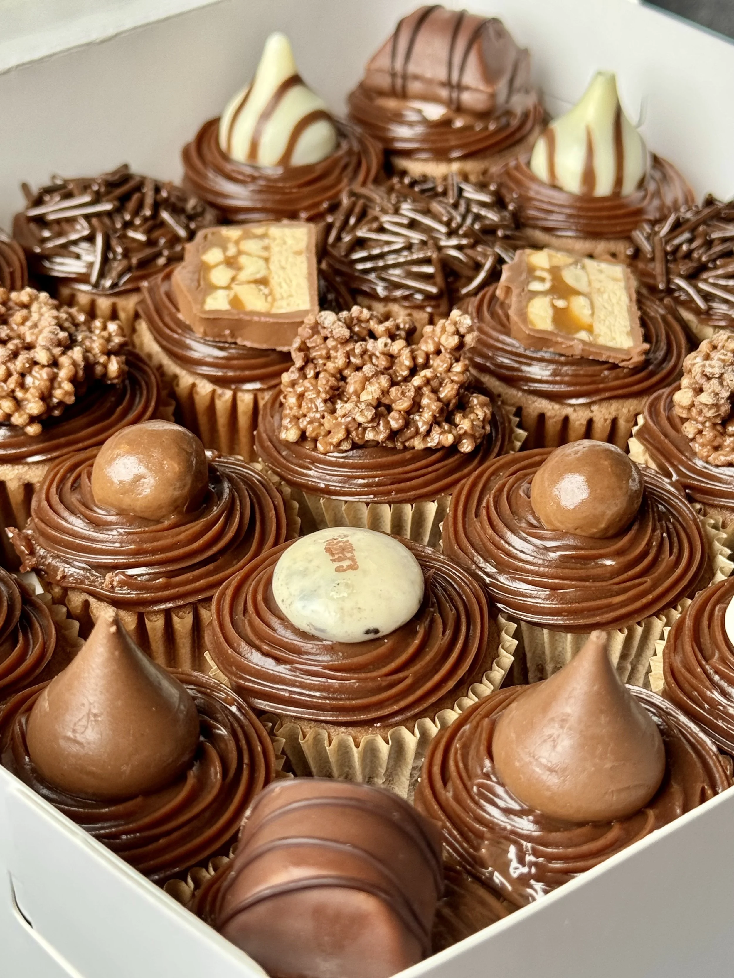 Chocolate lovers 25 mini cupcakes
