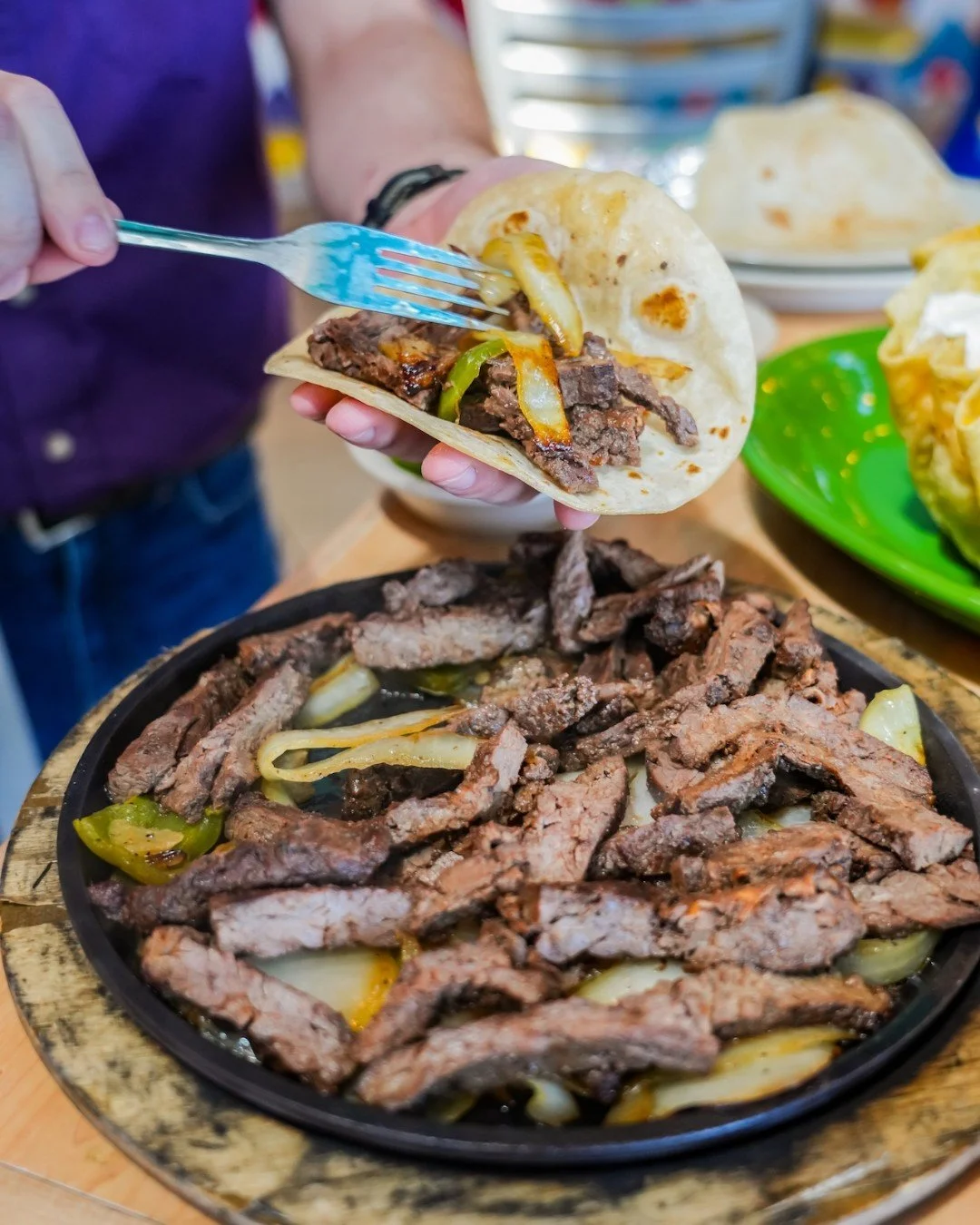 Our fajitas don&rsquo;t just arrive, they make an entrance!🔥🌮 Whether you choose beef, chicken, or combo, they come out sizzlin&rsquo;, loaded with flavor, and ready to turn any day into a fiesta.