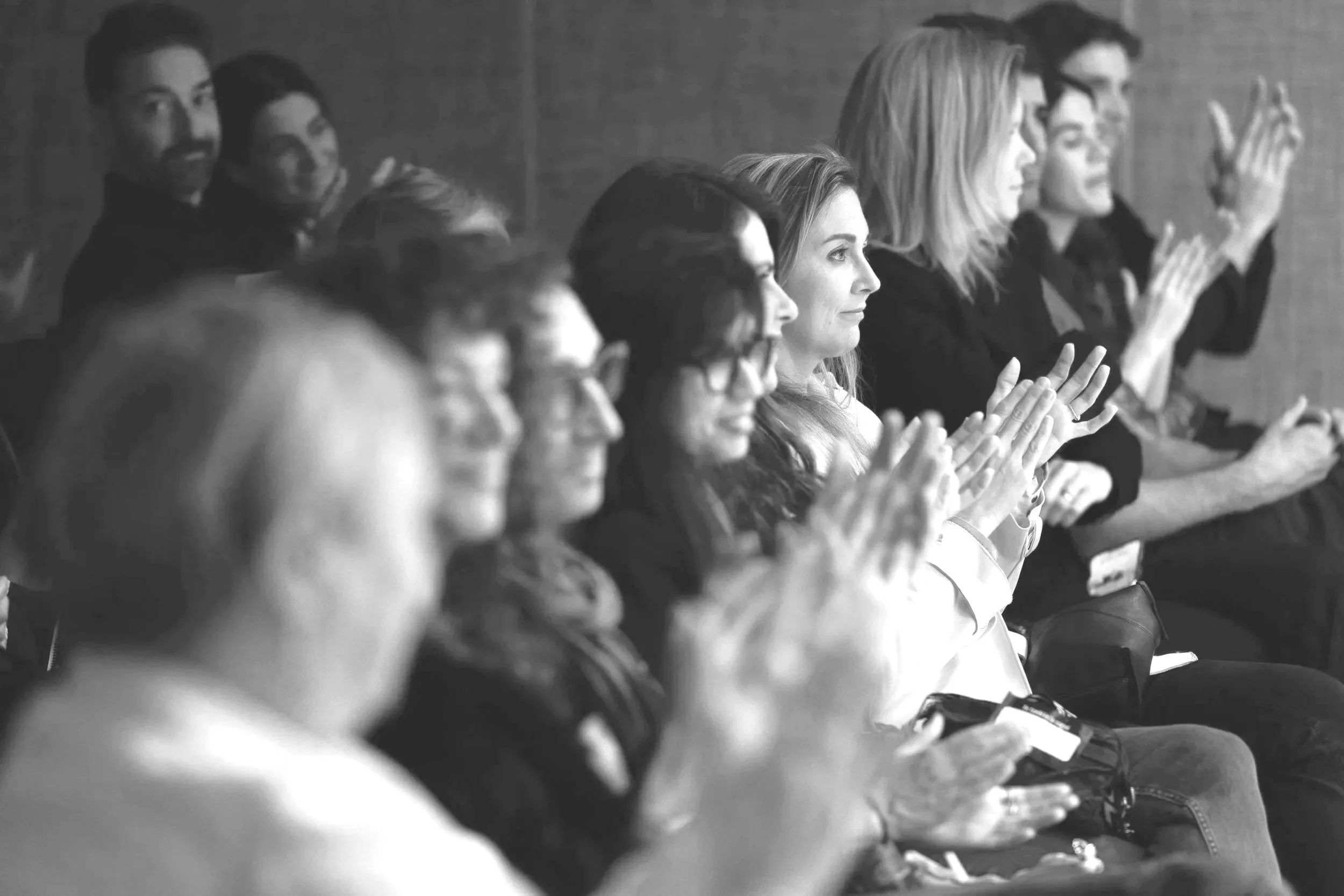 Método propio, que fusiona artes escénicas con herramientas de diseño creativo de discursos