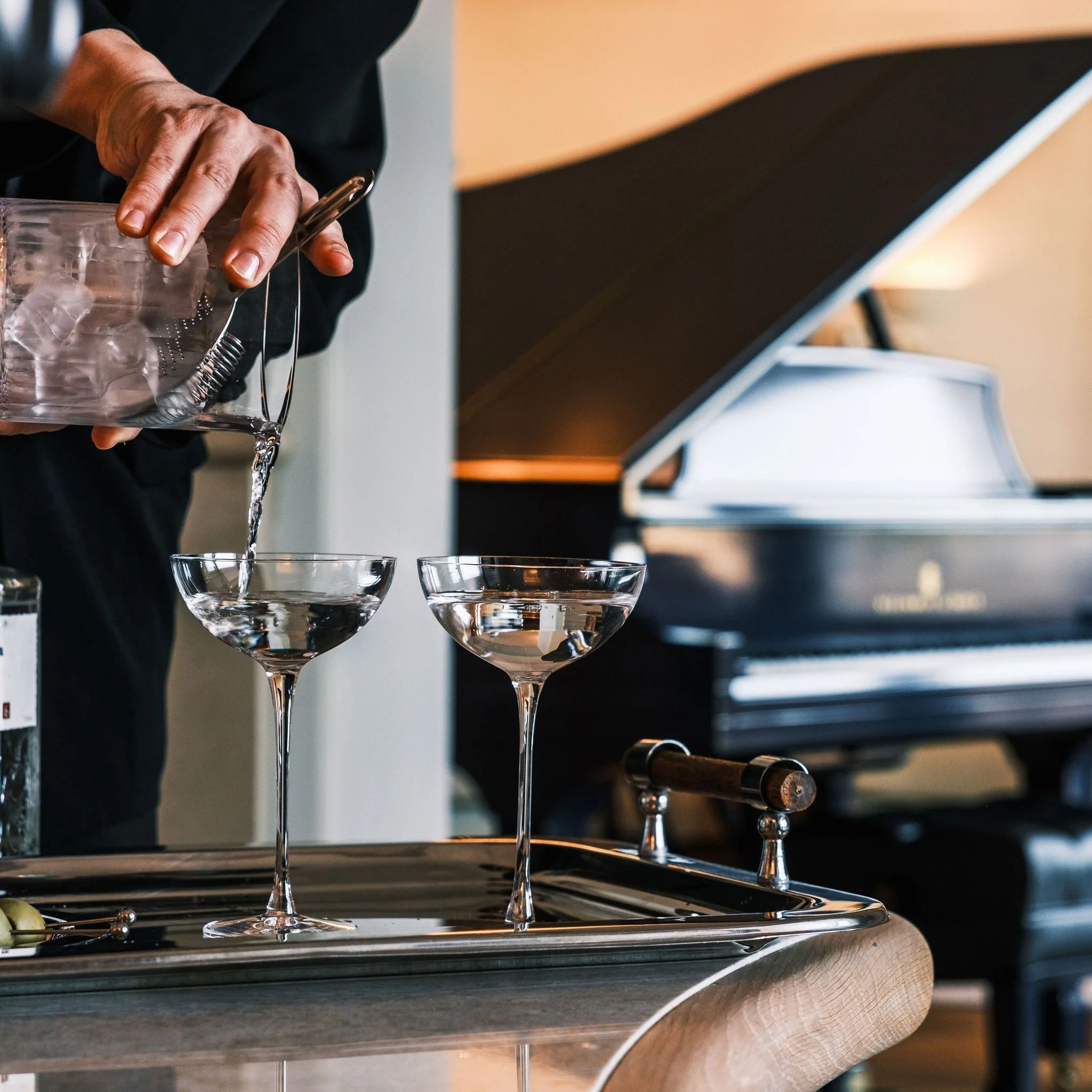 Drinks for two at the @themaybournebh, captured by @alejandroleonphoto.

Represented by: @agency26co 

#hospitalityphotographer #hotelphotography #interiorphotography