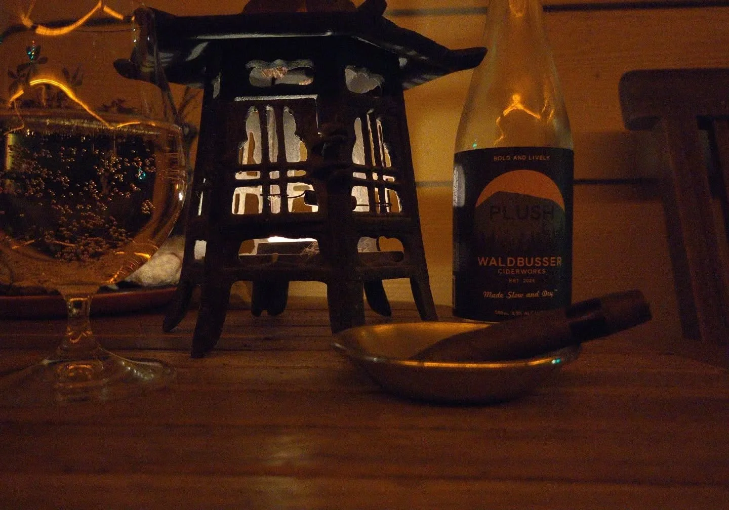 Plush cider from @waldbusser_cider + Moon Duo on the speaker + Cigar from @bigskycigar + Doggie on the lap = perfect Friday. #cheers

Lovely weather here in the #willamettevalley this evening. 

Check out the Plush cider on tap  @thebierelibrary  als