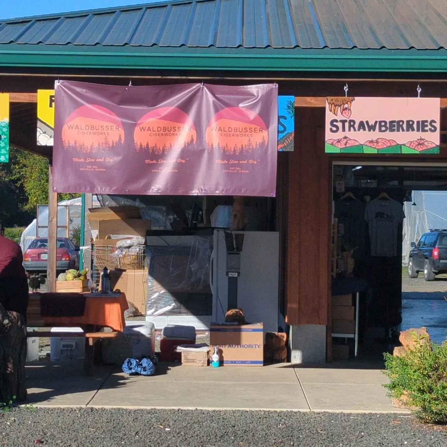 #ciderclub pickups ready to go! Stop by the Oso Honey Farm stand, and get some great produce and 🍯. 

Merch and some bottles for sale, hope to see friends old and new.

Cheers

g

The Mad Ciderist