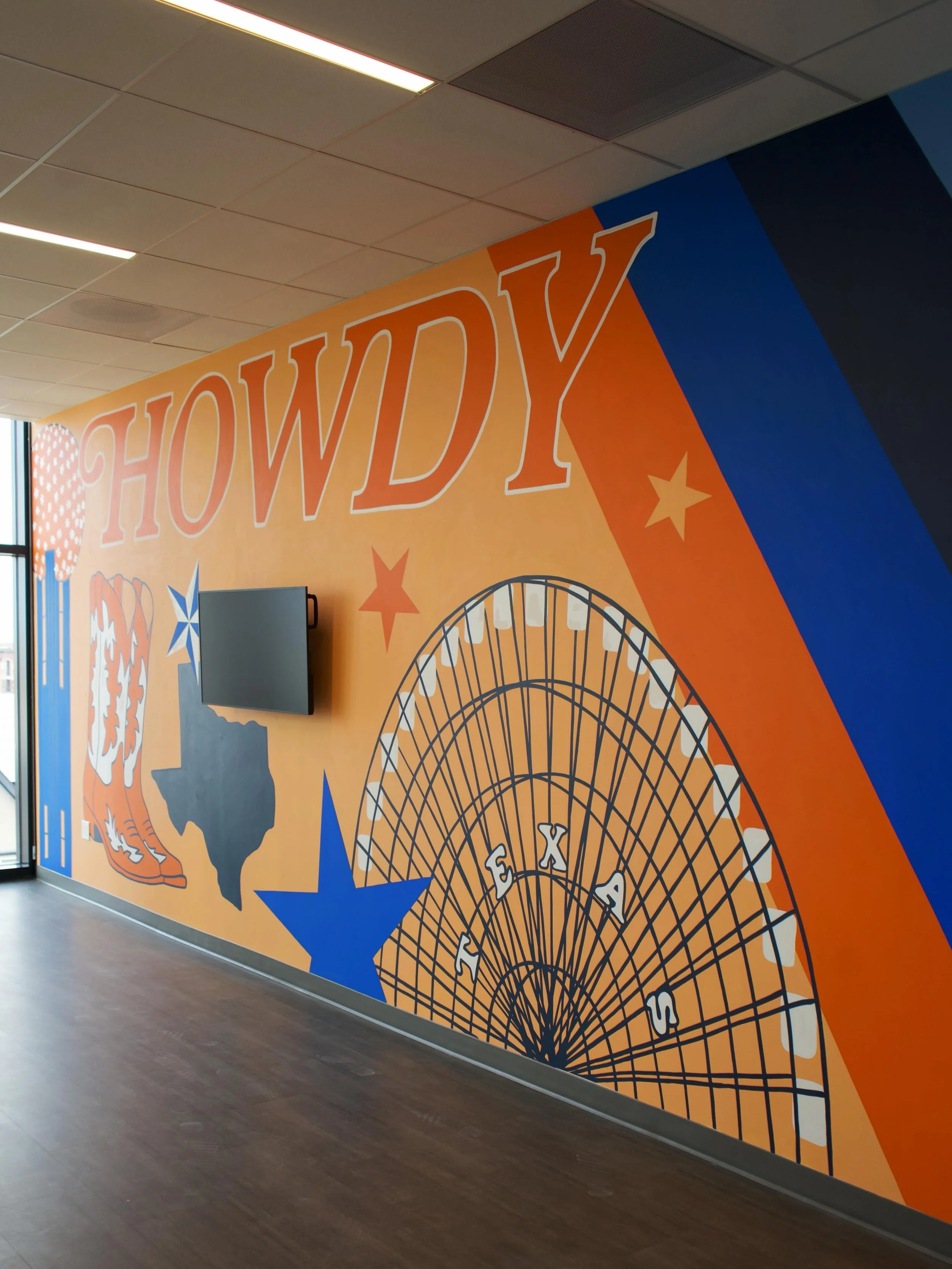 Some final and BTS shots of the space we pained up for @navyfederal in Dallas ✨ Always so satisfying to see a project once all the construction equipment is finally out of the way. 

For this mural, I worked with Navy Federal to incorporate their bra