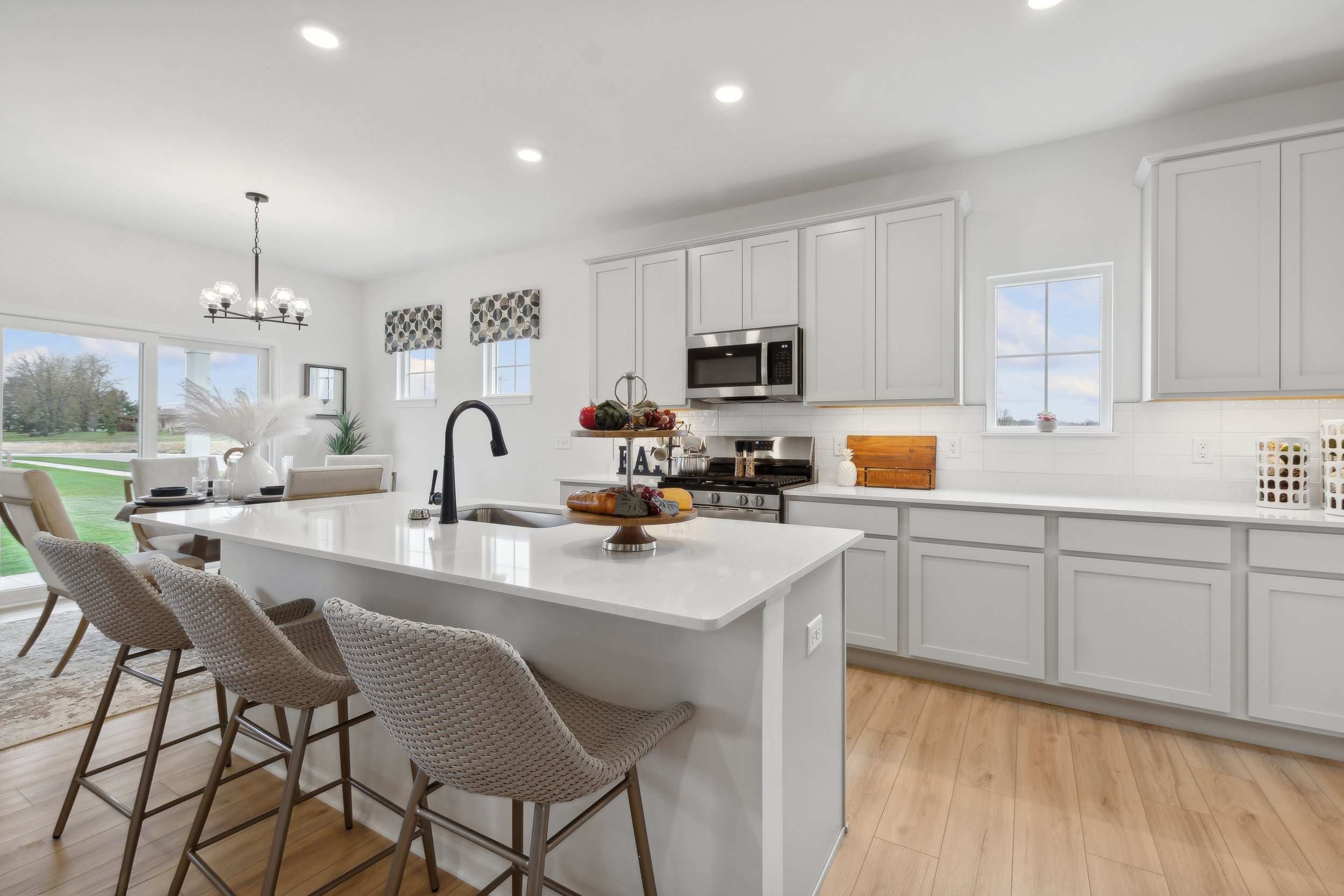 04_12910111thAvenue_5_Kitchen_HiRes-edited.jpg