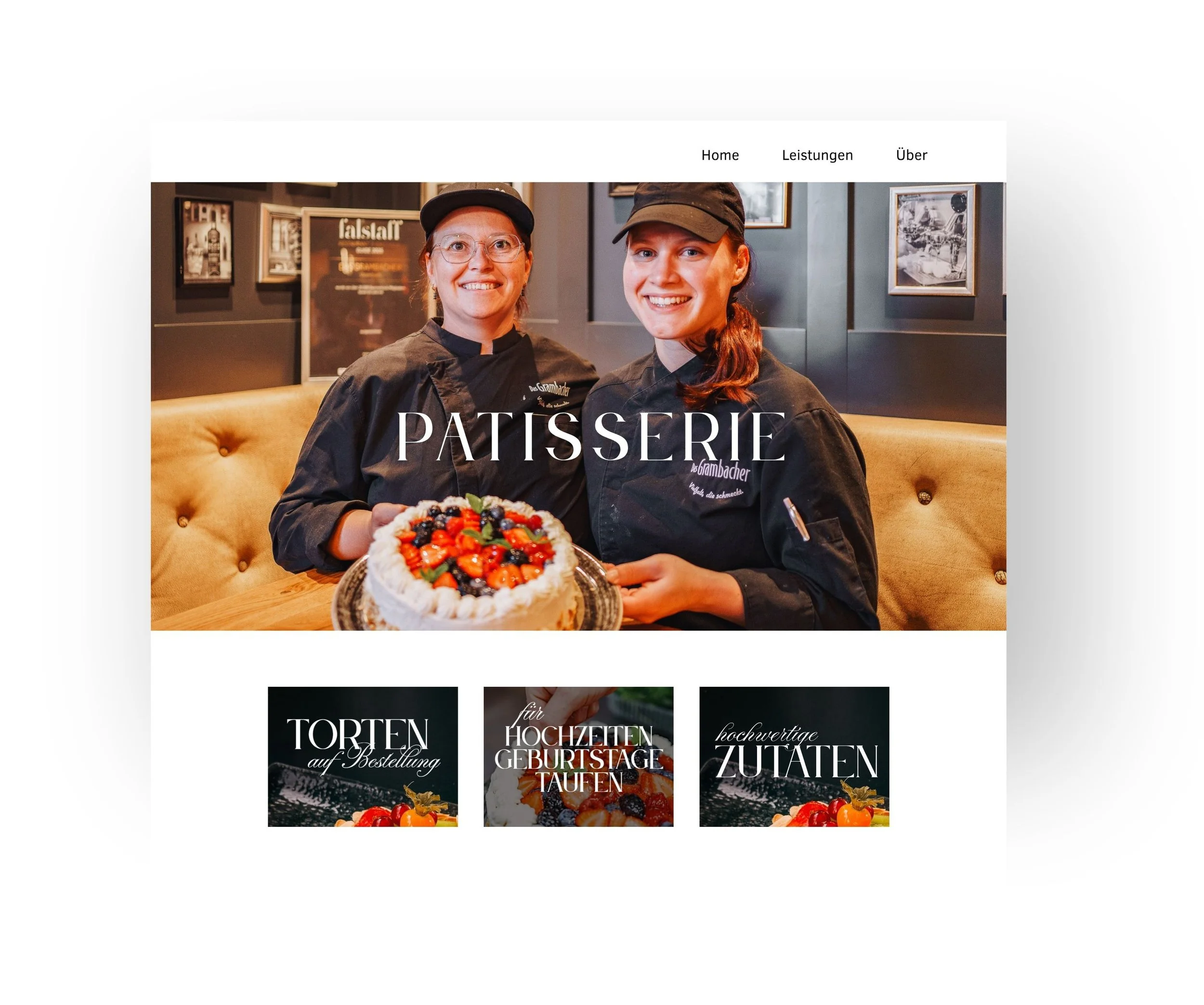 Das Bild zeigt zwei Frauen in Kochkleidung, die in einem Patisserie-Restaurant oder Café im Hintergrund steht, mit einem frischen Obstkuchen in der Hand.