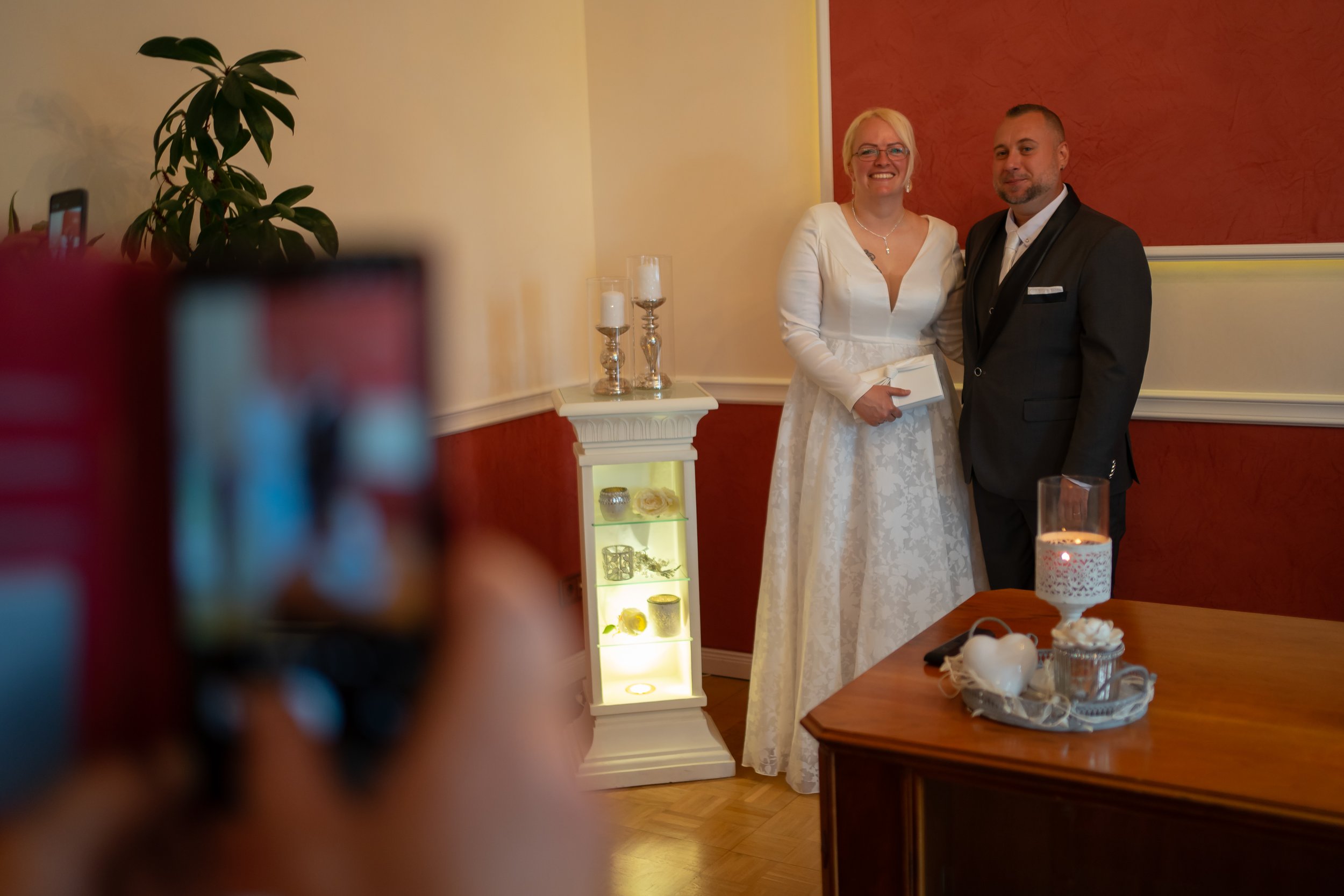 Brautpaar im Standesamt Zossen während der Hochzeit