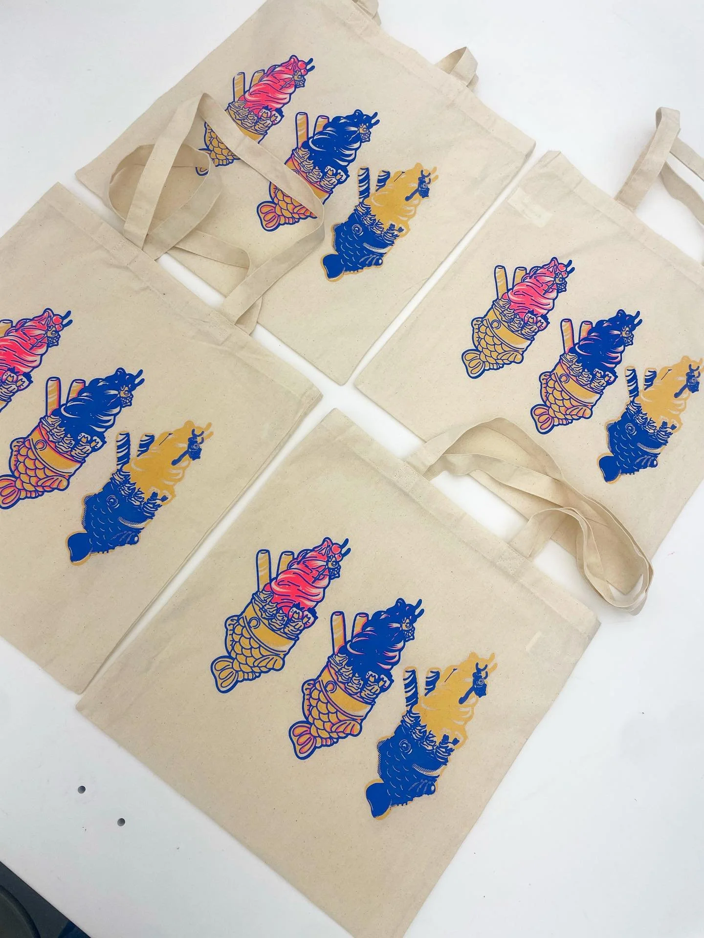 Been very busy printing these taiyaki totes at the @svaprintshop 🎣

Thank you for all the help with learning screen-printing techniques 🐟

#Art #Artist #Artwork #Artistic #ArtLovers #InstaArt #Creative #Painting #ArtOfTheDay #ArtWork #ArtCollector 
