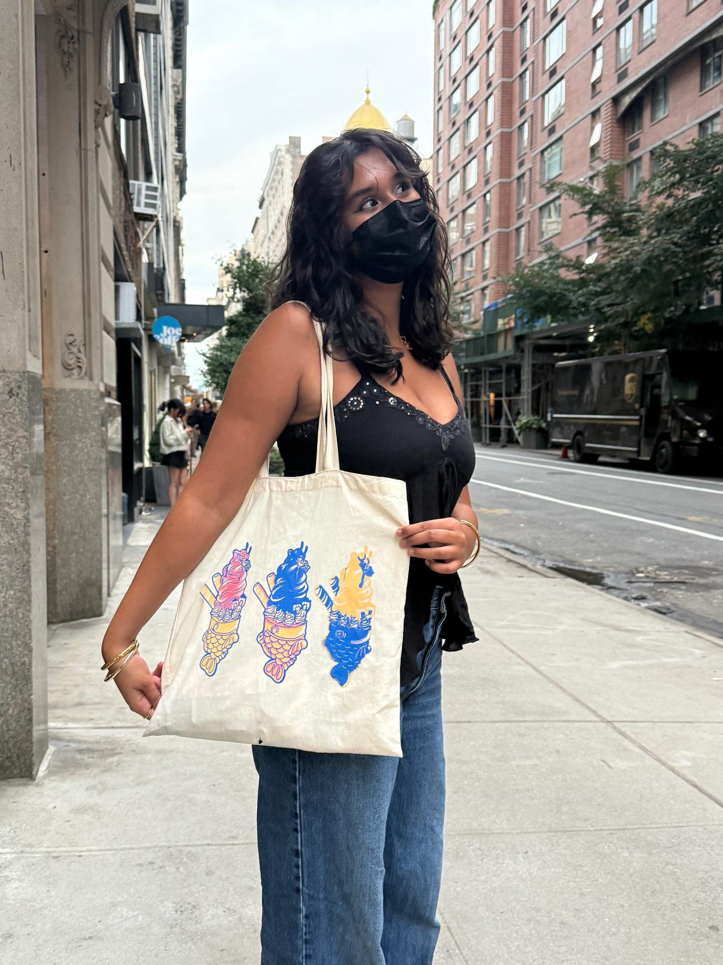 some more pics of my taiyaki tote (printed @ the @svaprintshop 😋)

i&rsquo;m considering doing another run of these in different colors! if anyone is interested in potentially buying these in pink let me know ✨🍦

pics via @jihyekimart 🐟

#Art #Art