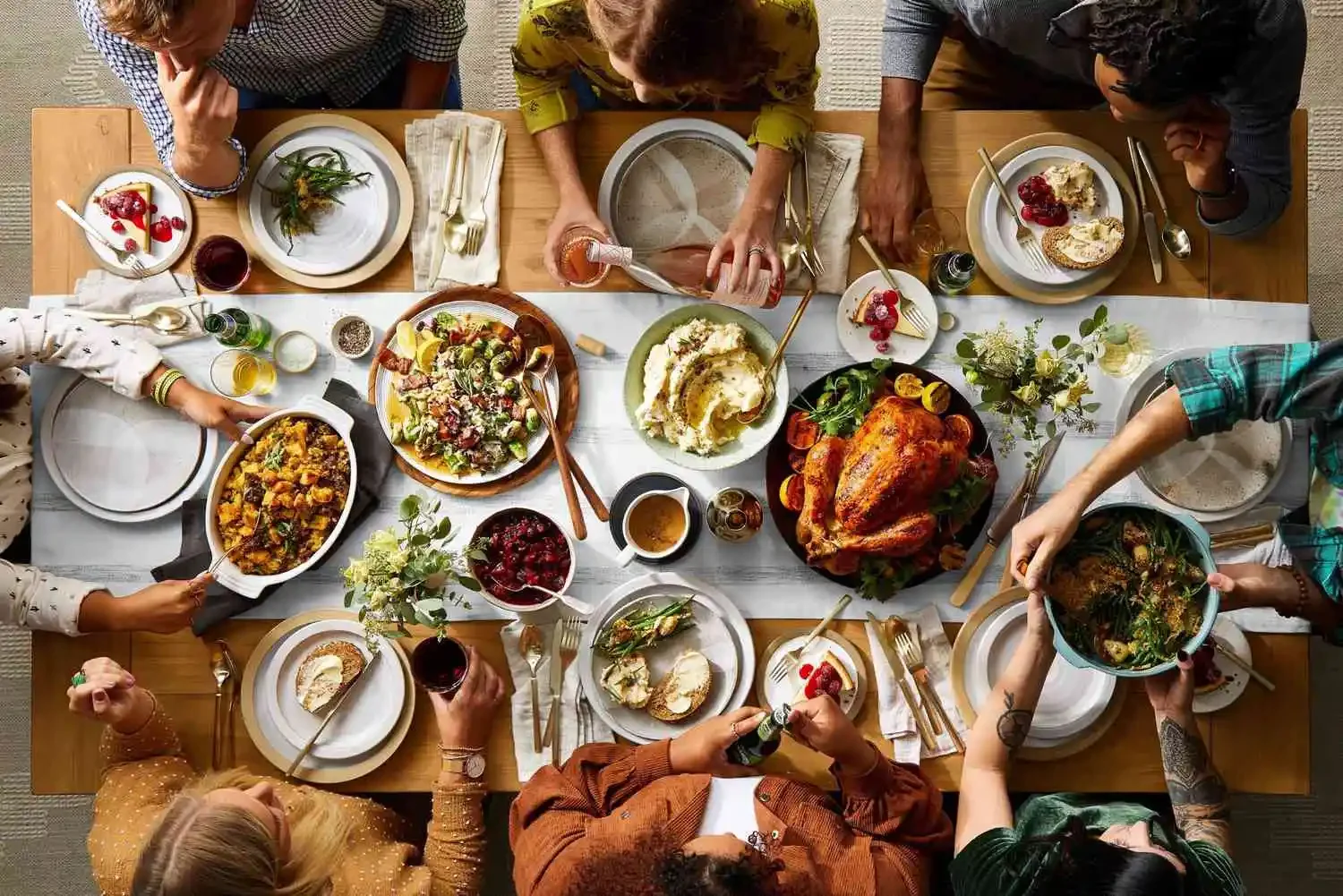 on21-thanksgiving-playbook-friends-around-the-thanksgiving-table-photo-by-brie-passano-crop-2000-9e35f6dbf33e495295b1dcc647fe6d98.webp