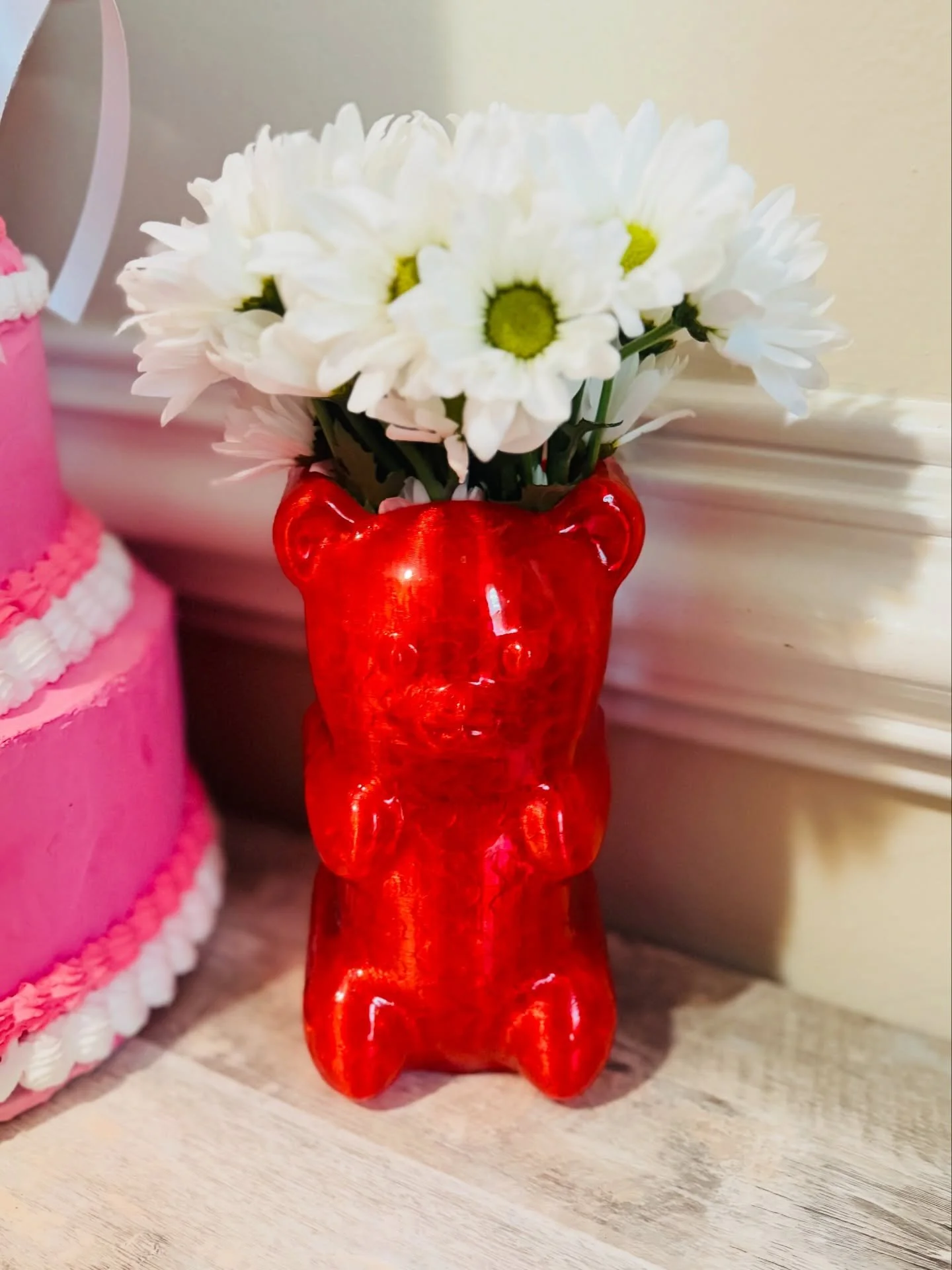 SHE&rsquo;S WATERPROOF NOW 💧🍒

Y&rsquo;all don&rsquo;t understand&hellip; I finally figured it out 😭
My gummy bear vase can officially hold REAL flowers!!

From 3D modeling &rarr; printing &rarr; sealing &rarr; testing&hellip; we made it 😭💖

Thi