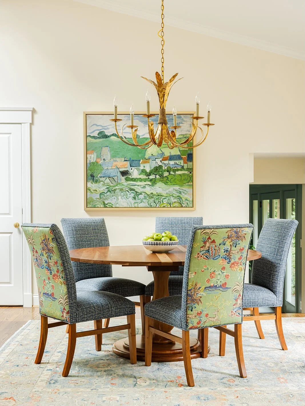 Spring has sprung&mdash;and so have the gatherings 🌷
There&rsquo;s nothing better than celebrating the season around a beautiful table with the people you love. Spaces like this recently completed kitchen and dining area are designed to make those m