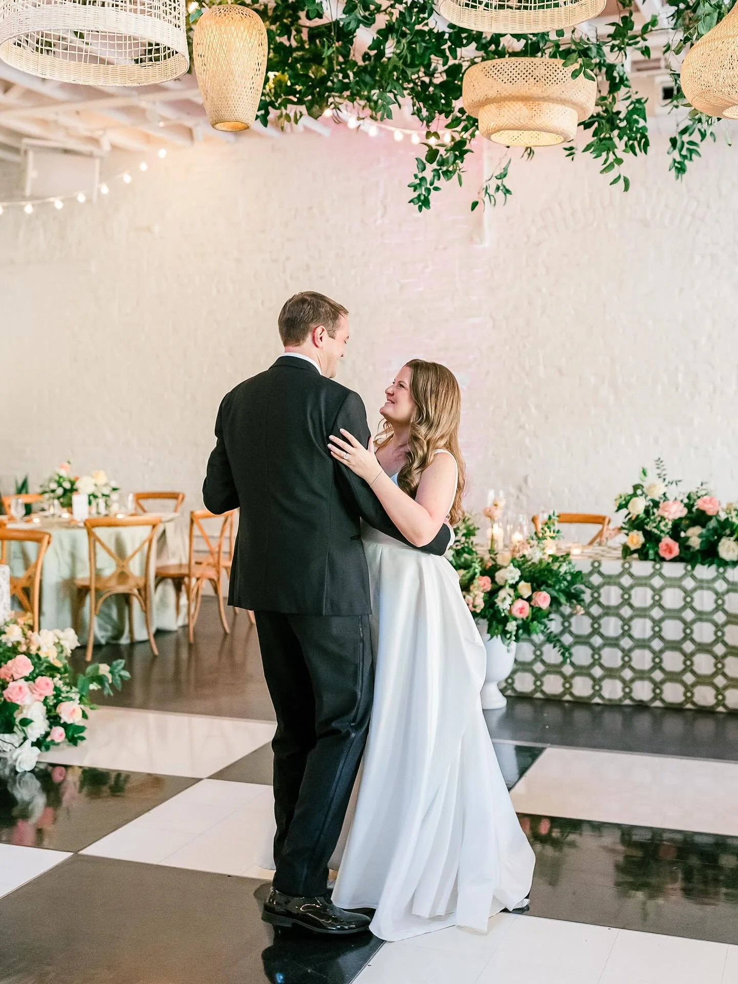 The Sunday scroll hits different when photos from Katie and Caleb&rsquo;s perfect day are here! Having the best time looking through these and reminiscing on such a beautiful wedding. Thank you for having us! 🥂🥰

Planner @chelsea_chadbiggsevents 
V