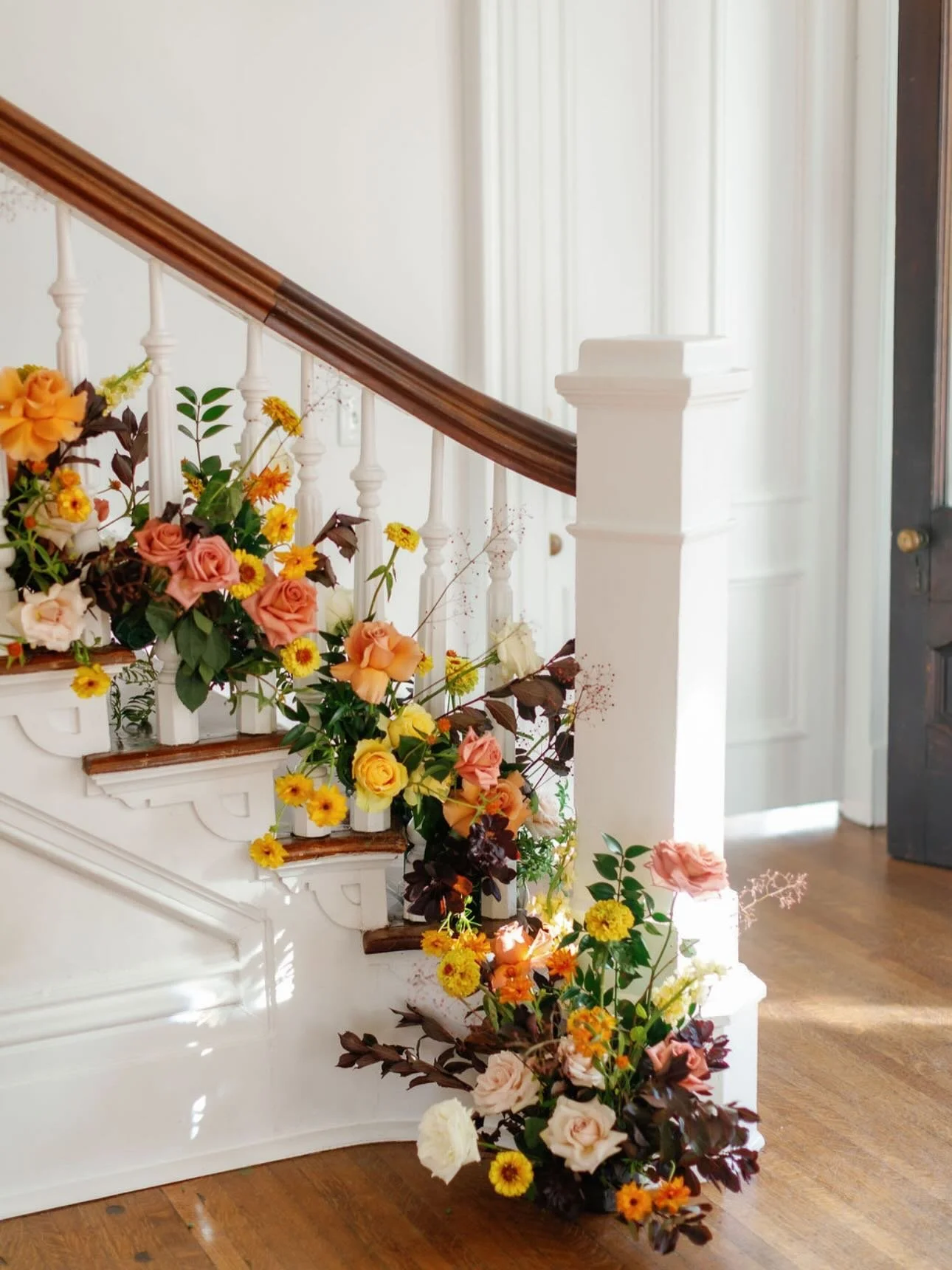 There&rsquo;s no right or wrong when it comes to mid-autumn wedding florals, but if we had to narrow down some of our favorite palettes&hellip; this one would definitely be on the list 😍

Venue: @merrimonwynne
Planner: @wynneco_
Florist: @sourianafl