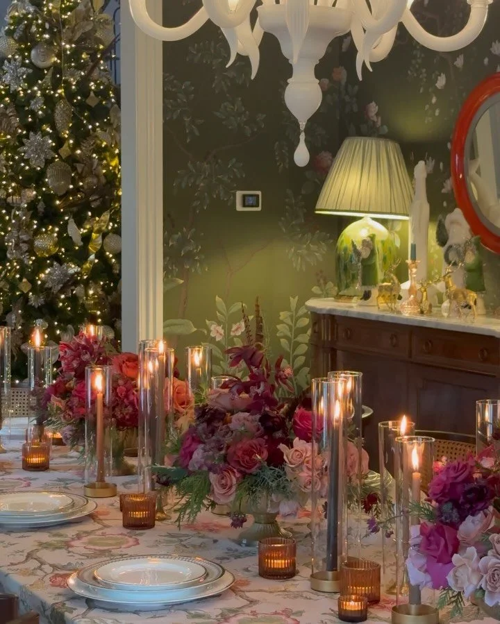 A holiday dinner party where the florals seem to pour straight from the wallpaper. With this lovely dining room designed by @charlottehlucas as our backdrop, we reimagined the mantel with an asymmetrical, cascading installation anchored by one of our