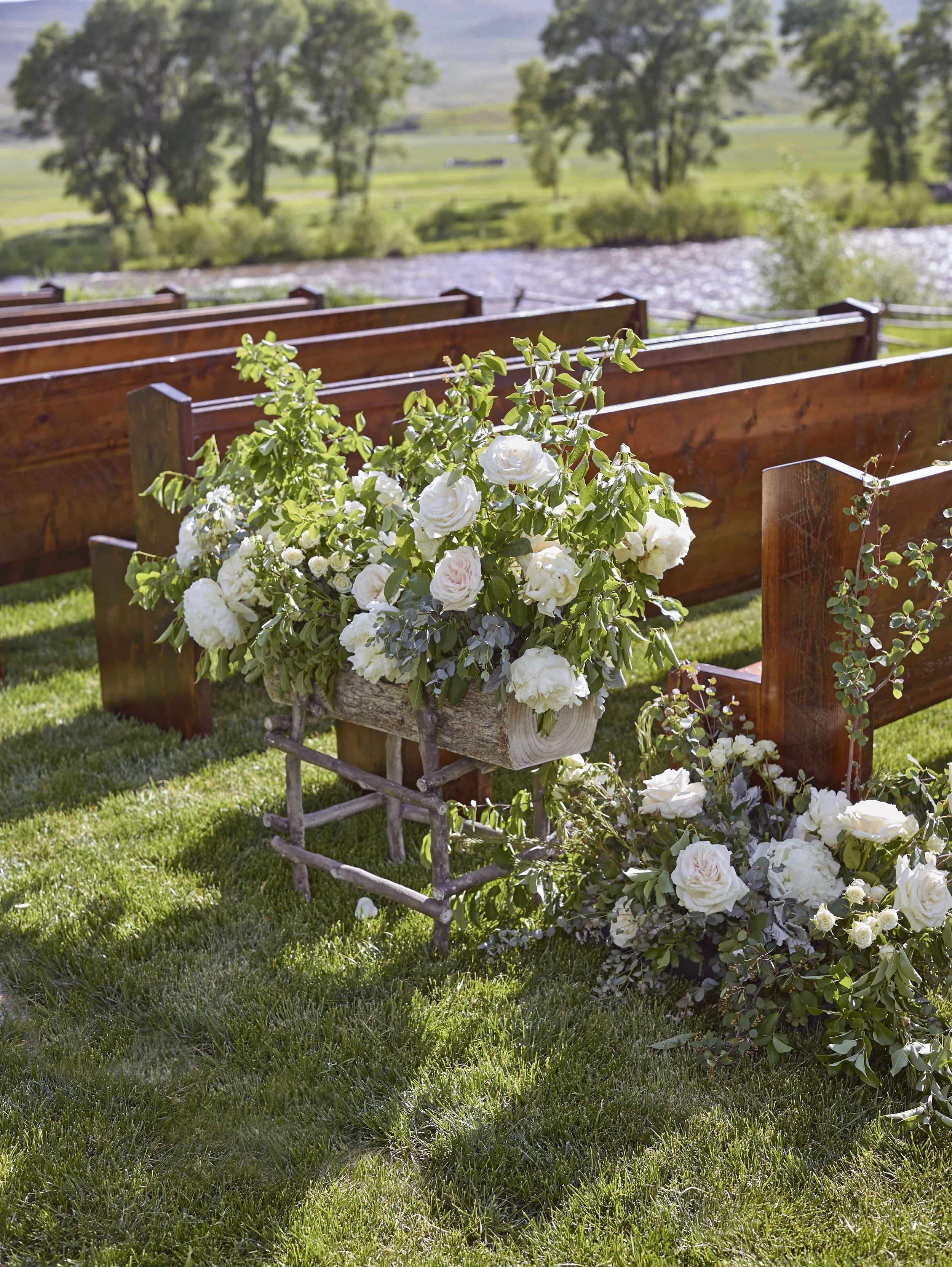 jackson-durham-events-wedding-inspiration-wyoming-brush-creek-ranch-floral-design-00010.jpg