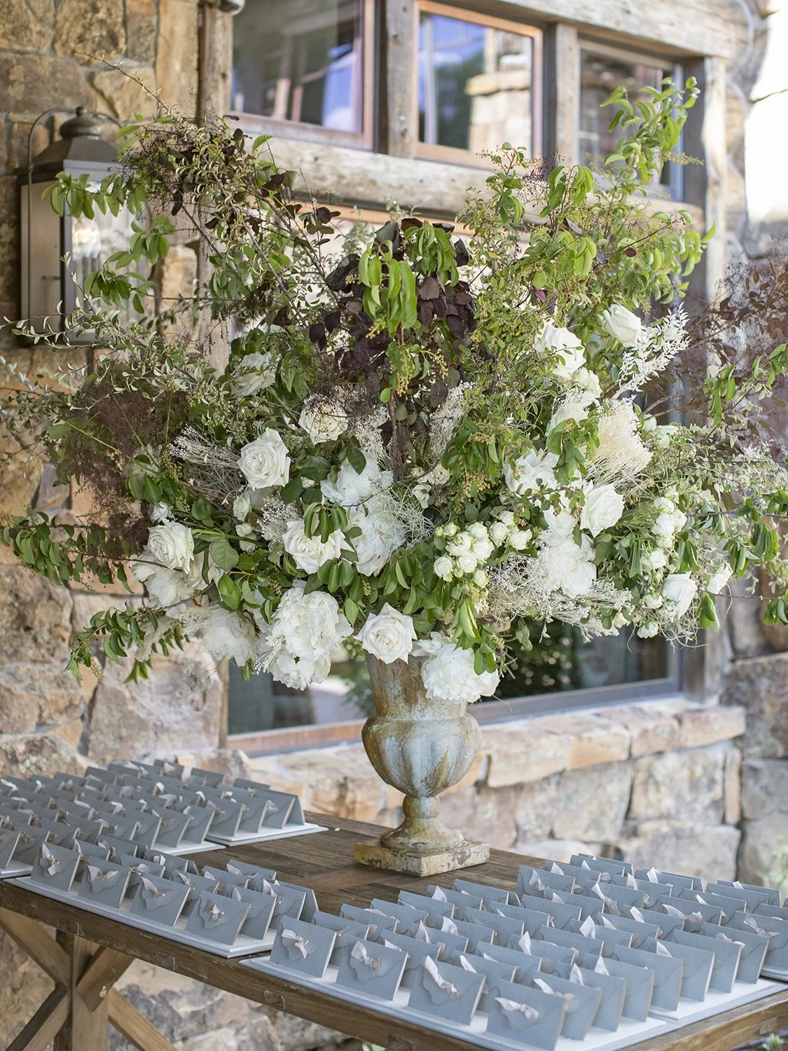 jackson-durham-events-wedding-inspiration-wyoming-brush-creek-ranch-floral-design-00008.jpg
