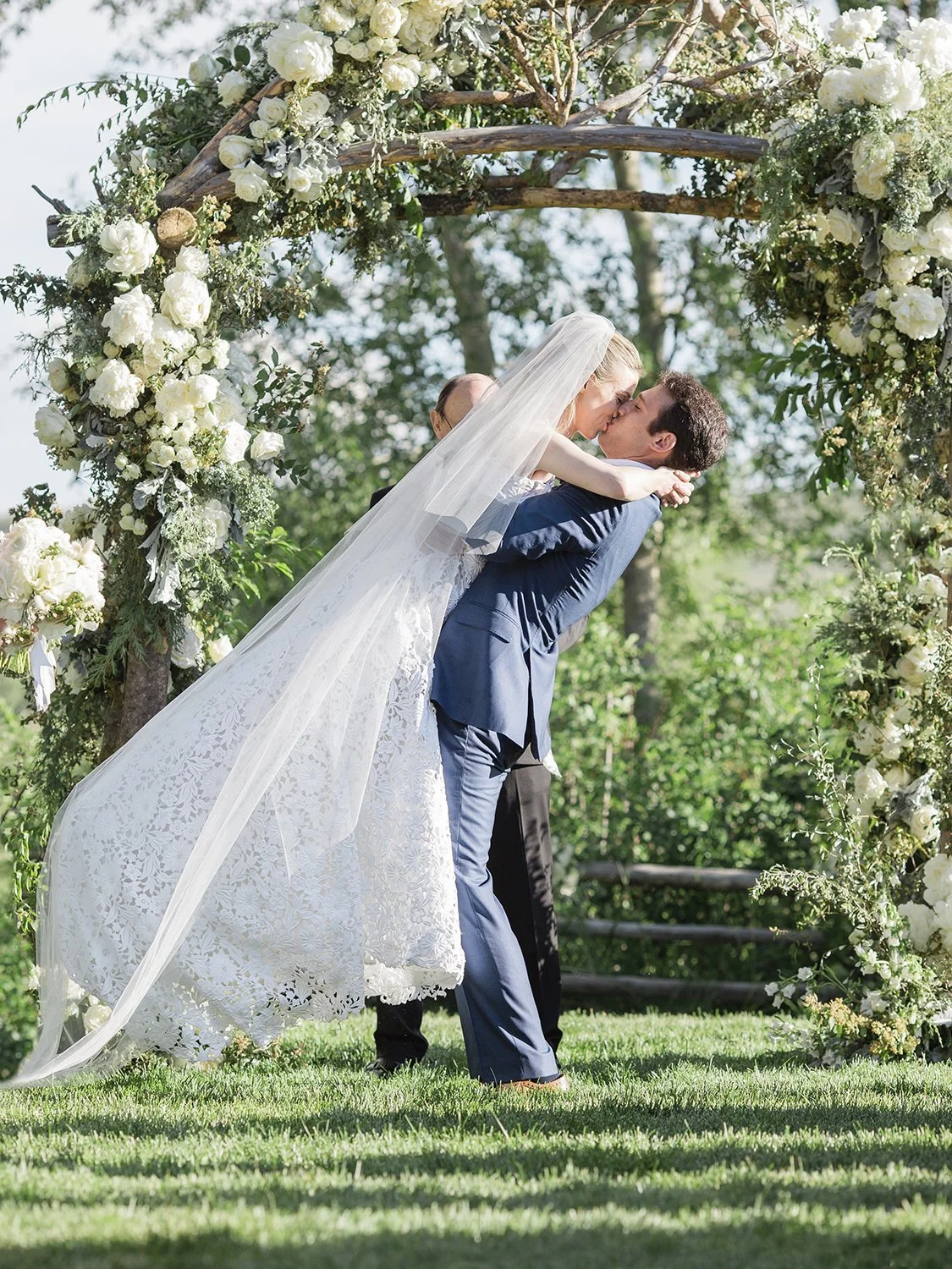 jackson-durham-events-wedding-inspiration-wyoming-brush-creek-ranch-floral-design-00011.jpg
