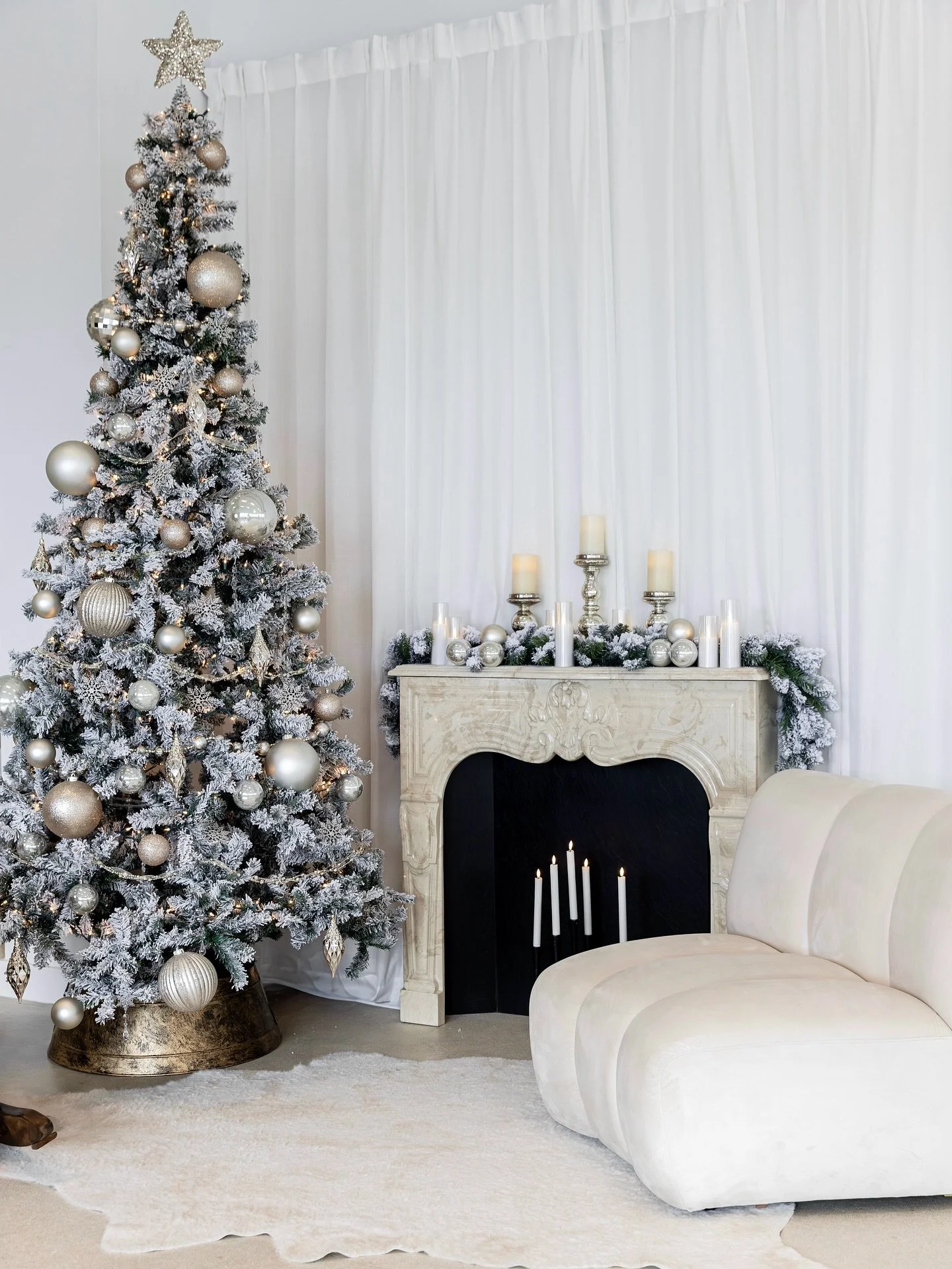 &ldquo;I&rsquo;M DREAMING OF A WHITE CHRISTMAS&rdquo; ❄️ Holiday Set is LIVE! Step into a winter wonderland where timeless elegance meets cozy magic. This all white Christmas photography set is wrapped in soft neutrals, golden candlelight, and snow d