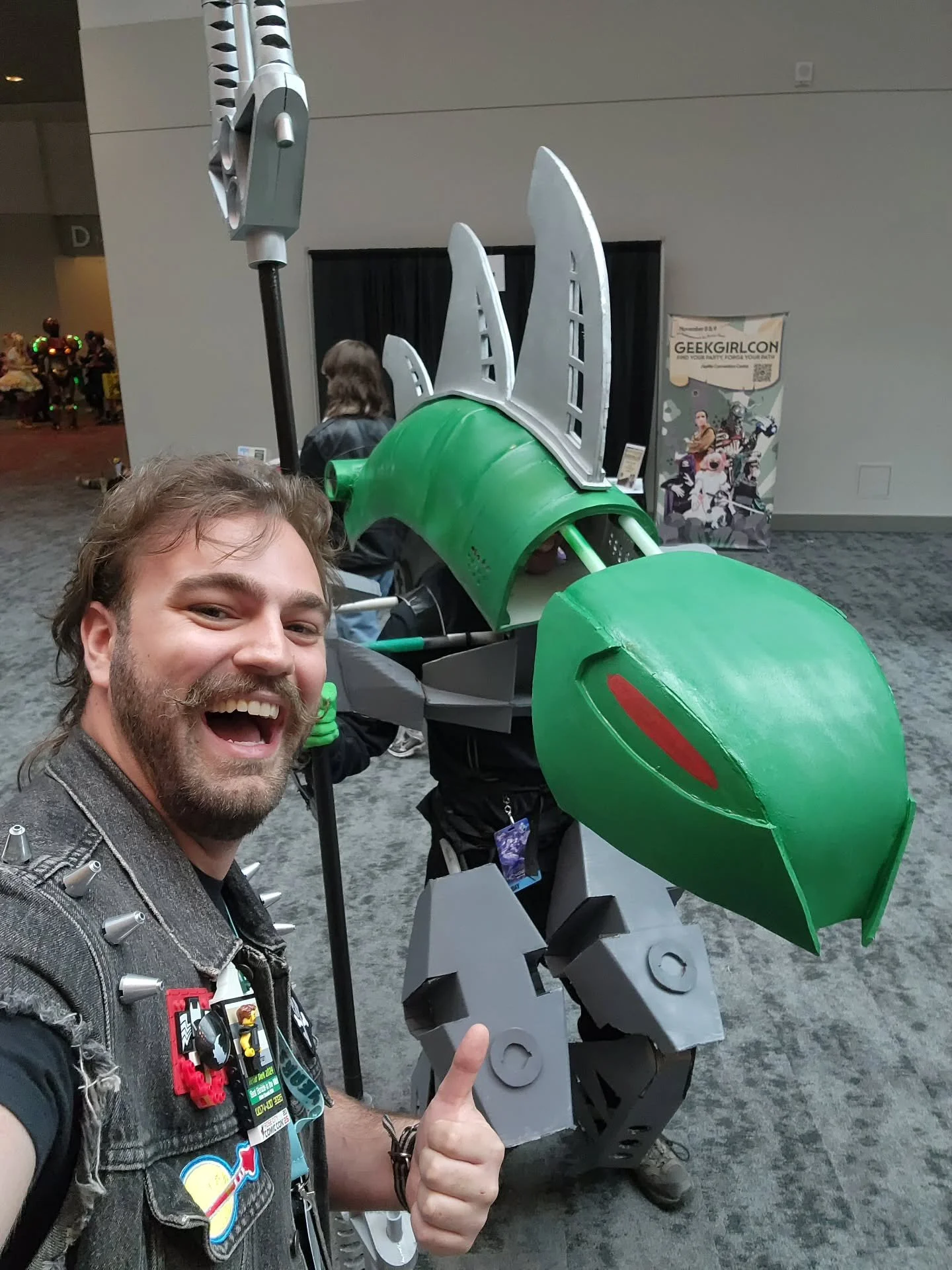 Rahkshi, shadows that cower in the depths... well, except when they come out and cosplay at Rose City Comic Con!

Totally did not expect a Rahkshi cosplay and I didn't catch the costumer's name, but I love this Bionicle representation sooo much!

#bi