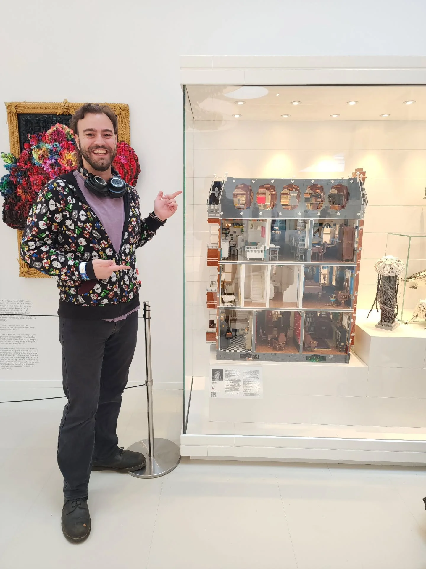 House in da House! 🏘️ Unpacking my travel to Denmark last month, starting with @daybricker's awesome Victorian dollhouse on display at the Masterpiece Gallery in LEGO House.

Folks on this trip were asking if there's a front to Pam's dollhouse and y