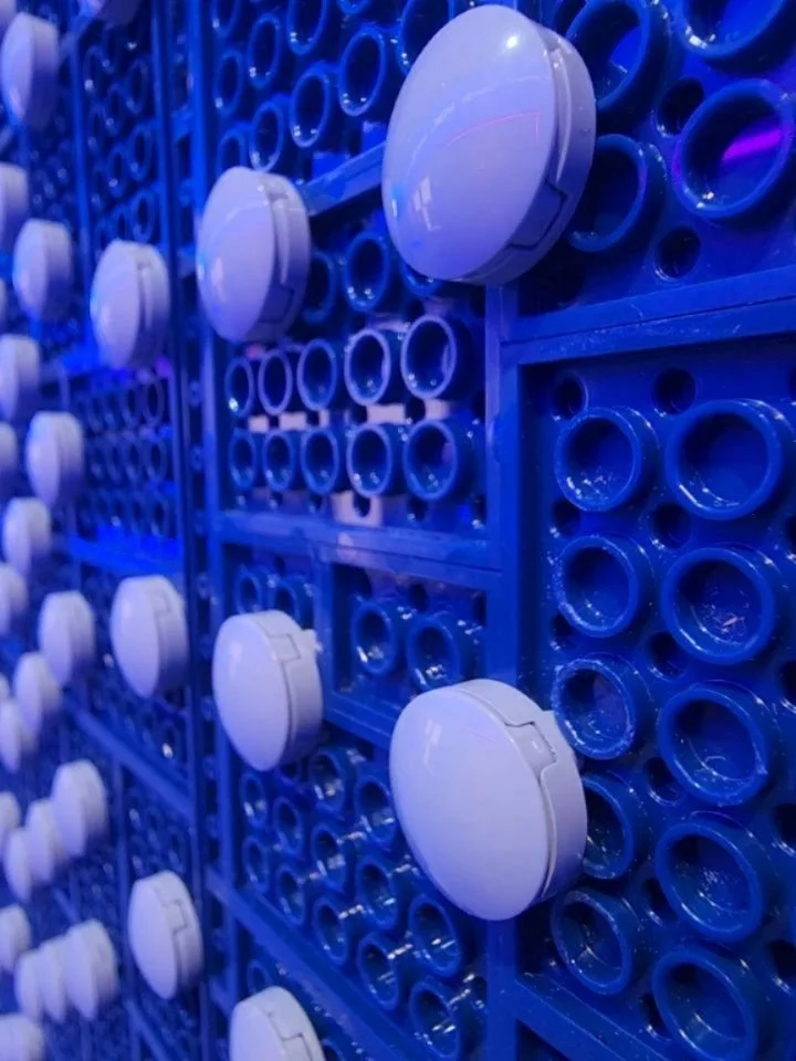 The back of the Intel Panther Lake CPU build is detailed also, mirroring the real CPU's "ball grid array." There are 2,540 solder balls in the BGA, these are represented here with LEGO 2x2 round plates and boat studs/ slide shoes.

The Inte