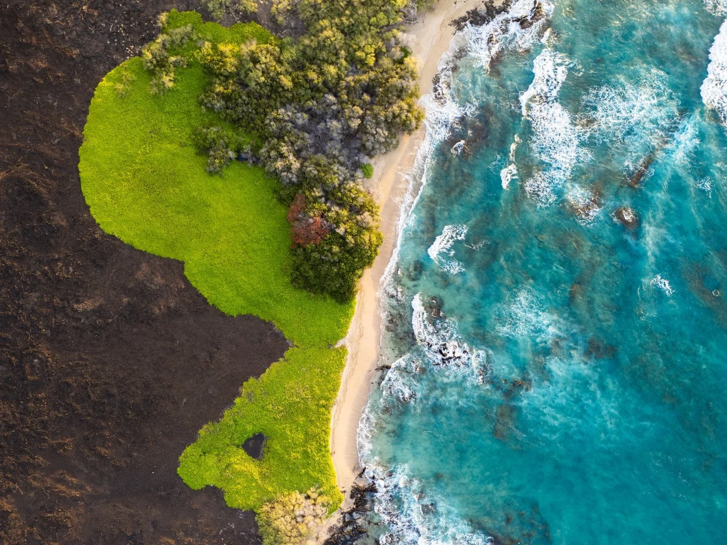 The beauty of the Big Island, seen from above along the Kohala Coast. 🌅