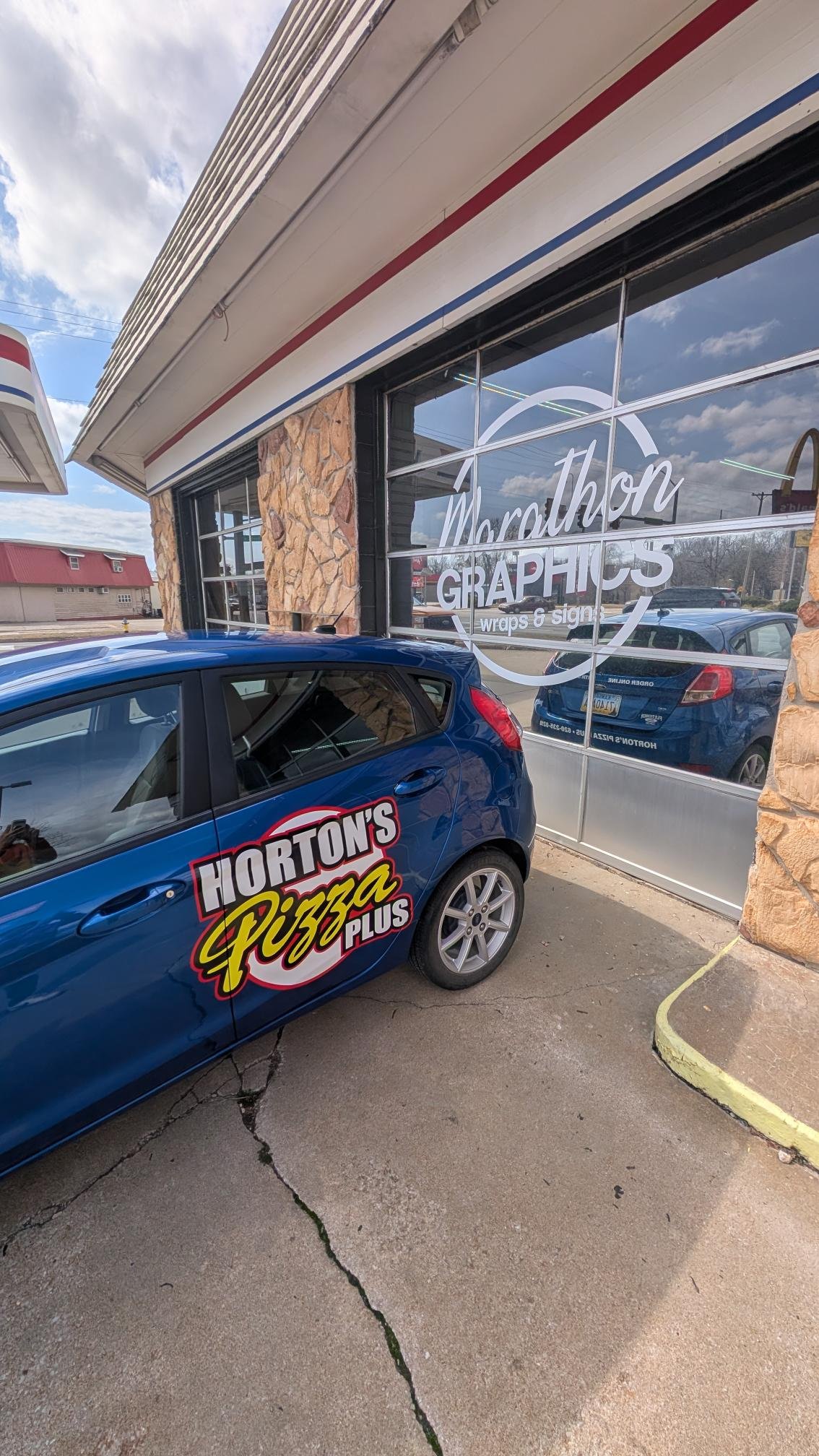Horton's Pizza Plus Car graphic