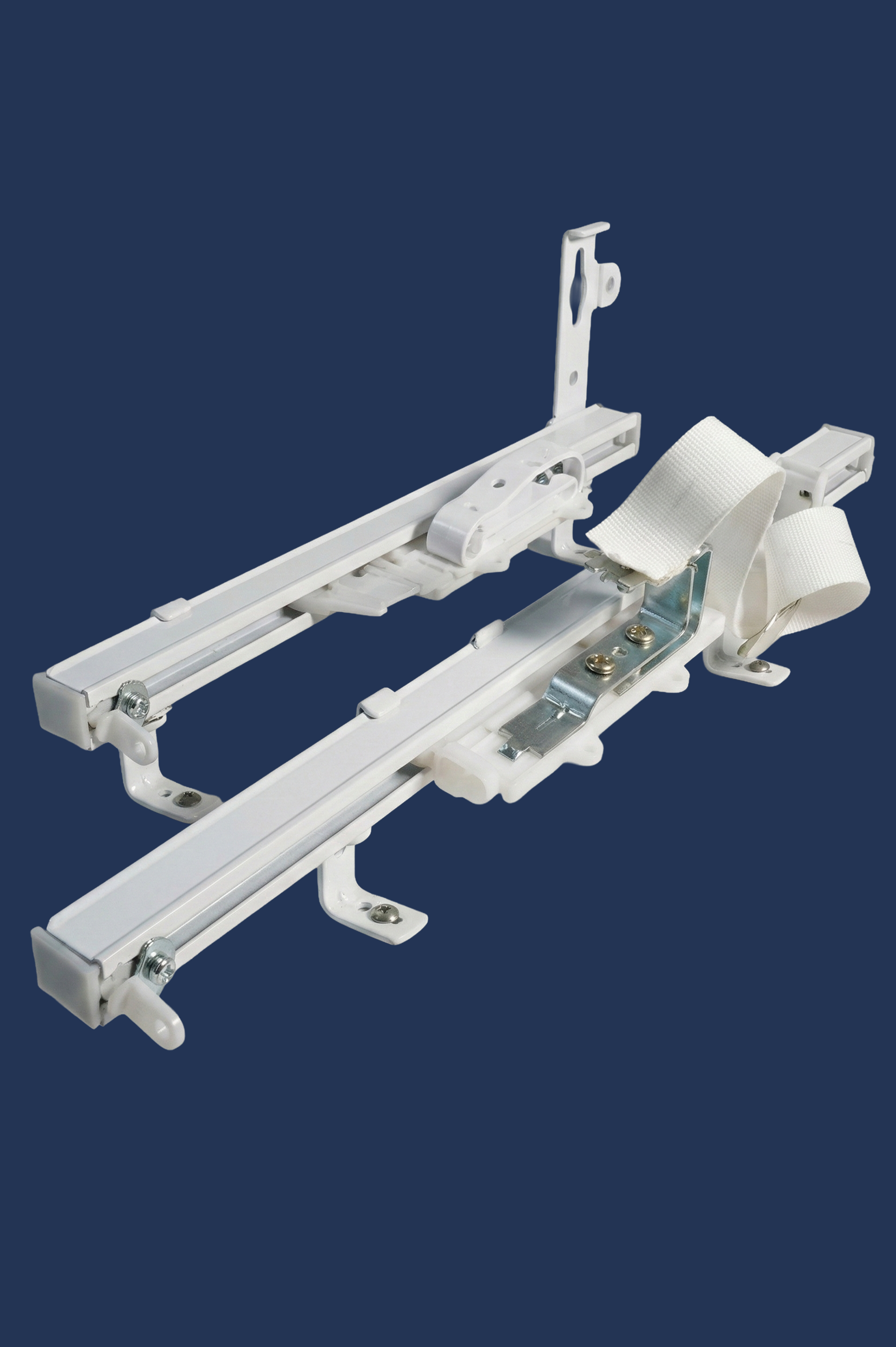 Partes metálicas blancas de un marco o soporte, con componentes de tornillos y mecanismos, en un fondo azul oscuro.