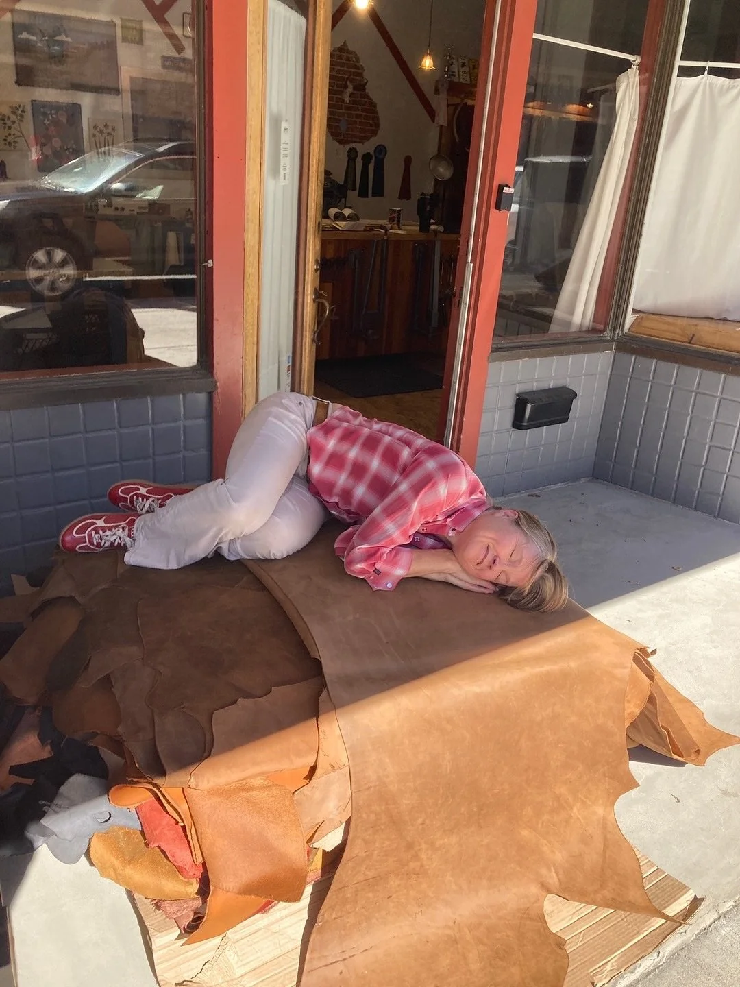 ....I&rsquo;m dreaming of a giant pallet of leather.....
⠀⠀⠀⠀⠀⠀⠀⠀⠀
talk about bulk purchasing
many new colors for the next line of totes and bags
coming soon - or reach out if you can&rsquo;t wait
⠀⠀⠀⠀⠀⠀⠀⠀⠀
in the interim, fall riding