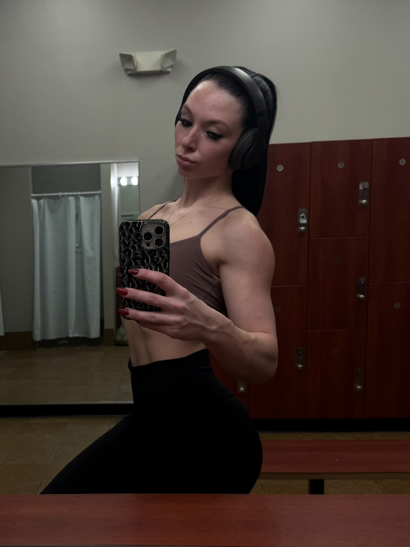 Parts of my workouts from yesterday ~ a little mix of functional &amp; shoulder strength training✨ 

2. 3 wide grip pull ups 🌝 new record (for now) 
3. Form is improving on the ski 🤗
4. 10 second L hold😇 
5. my back 🙂 

#shoulders #gymgirl #fitne