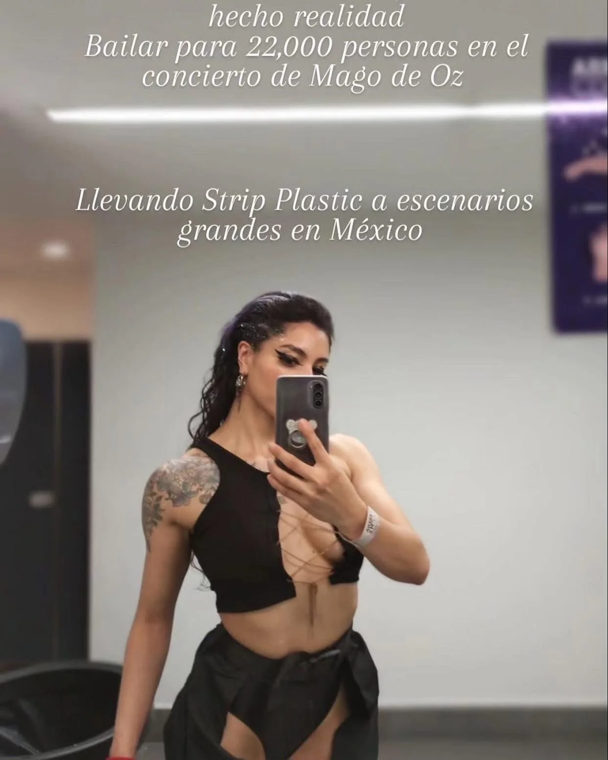 Ufff 🔥la energ&iacute;a, la euforia, los gritos del p&uacute;blico me erizaron la piel.
Esta es la magia del escenario 🖤🤘🎸 Un montaje que realic&eacute; mucho amor , coraz&oacute;n y rock para @magodeozoficial 
@strip_plastic_mexico 

(Hace dos a