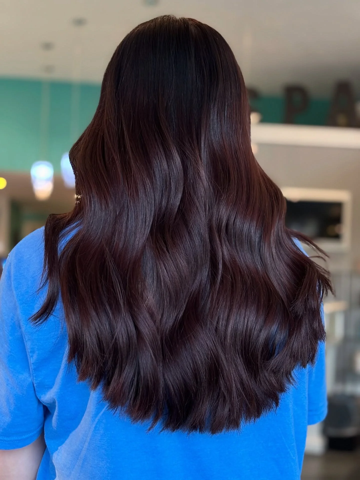 tell a friend to tell a friend&hellip; it&rsquo;s fall hair time 🤎

Colored with @matrix Super Sync 
5M + 3N root
6WN + 6M + 5N ends 
&bull;
#hairstylists #iowa #desmoinesiowa #dimensionalcolor #blendedcolor #matrixcolor #fallhairinspo #fallhairtren