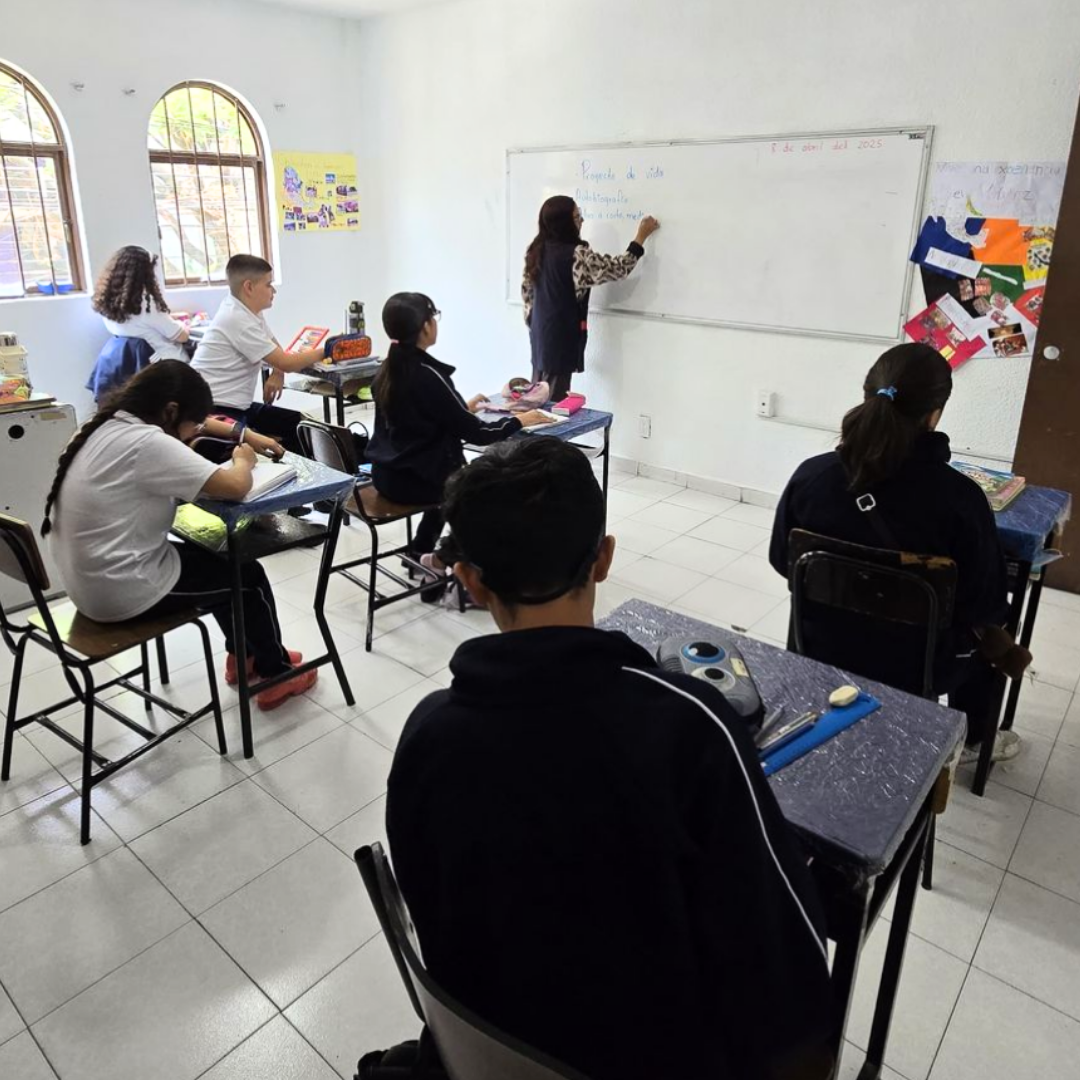 Estudiantes de primaria Condesa leen juntos un cuento en un espacio escolar inclusivo.