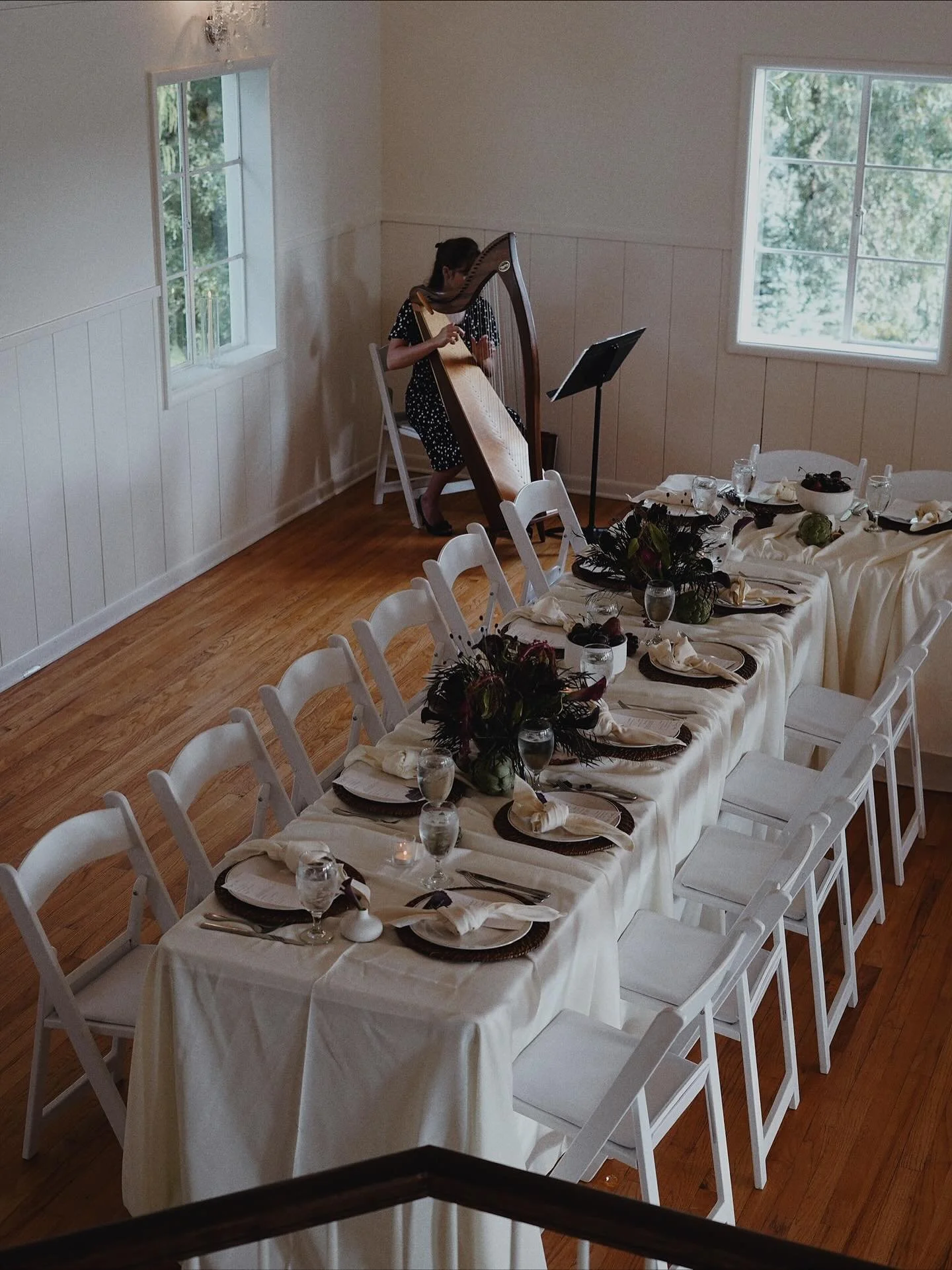 There&rsquo;s just something about gathering around a beautiful table that makes the season feel brighter.. 😍 From holiday parties to intimate dinners, we love seeing this space filled with laughter, good food, and great company.

#oregonholidayeven