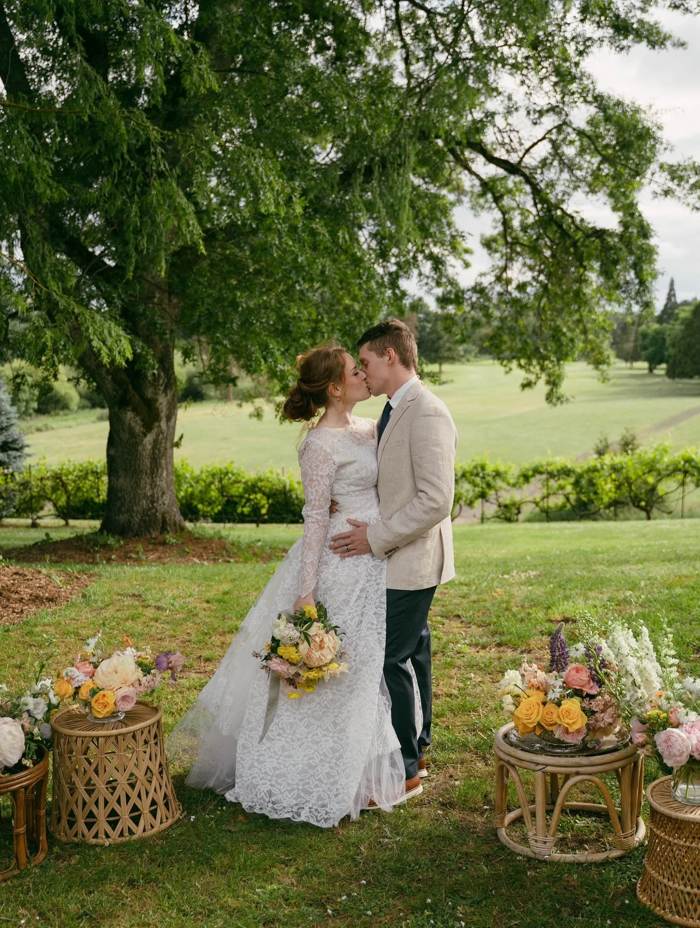 There&rsquo;s something so special about a beautifully set table ✨ Soft linens, layered place settings, candlelight, and dreamy florals.

photos by: @faithandersonphotography
florals by: @natalieparkflorals

`#thepreservemcminnville #oregonweddingven