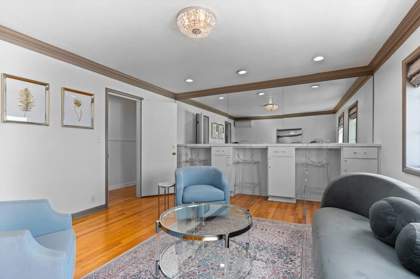Before the aisle, there&rsquo;s this ✨

A bright, spacious bridal suite with room for hair + makeup, a private bathroom, full-length mirrors, and space to relax in between. everything you need for a smooth, special start to your day.

#thepreservemcm