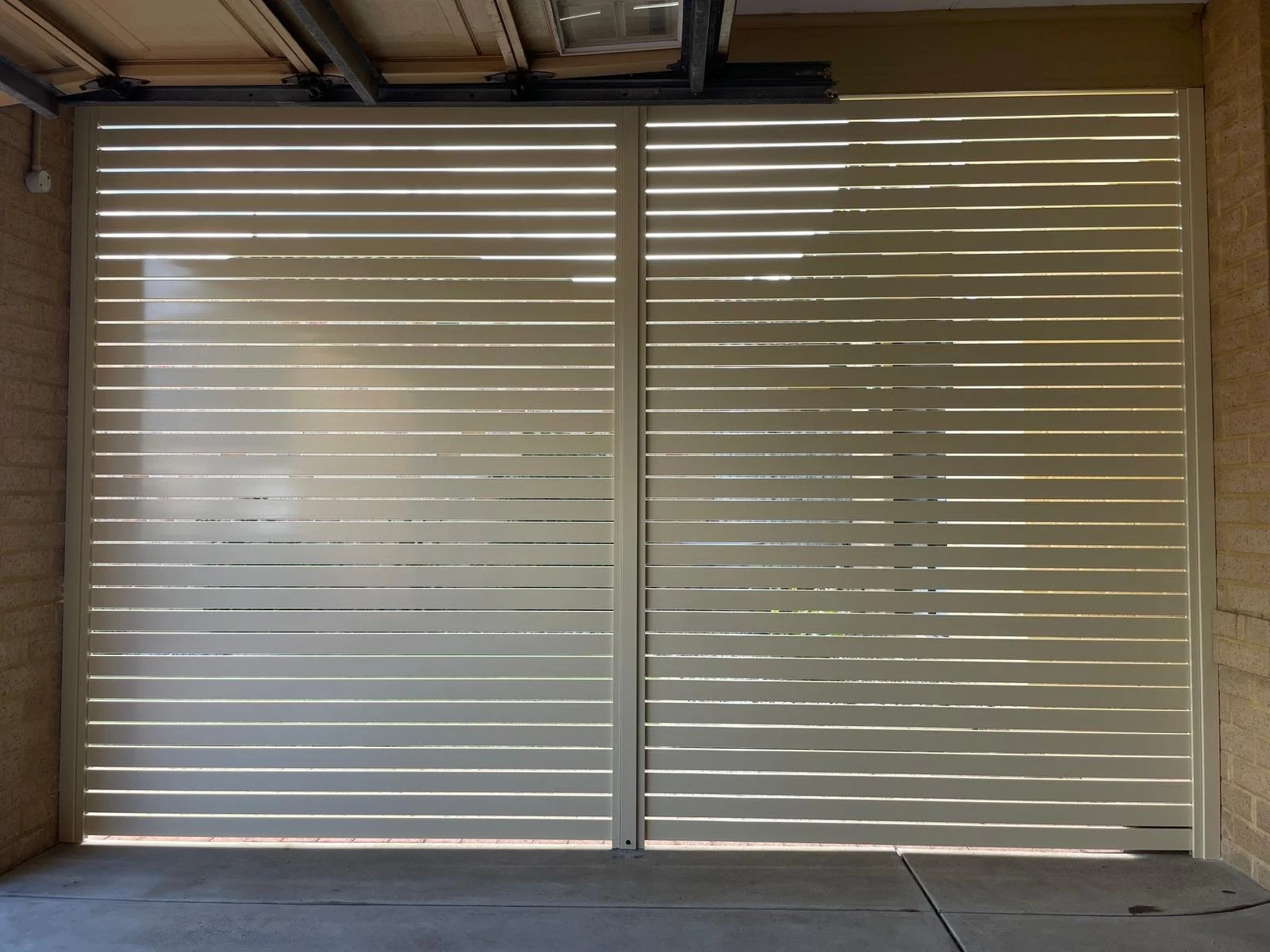 Classic Cream Garage Screen Aluminium Slat.jpg