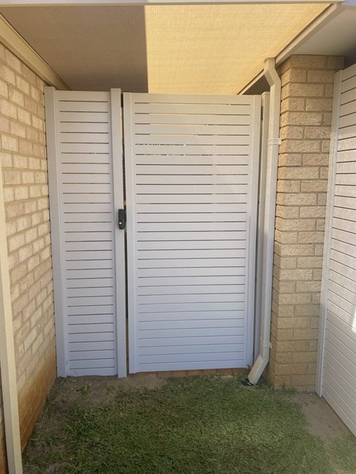 Single gate with infill fence panel - 65mm Pearl White slats, 5mm gaps in Currambine