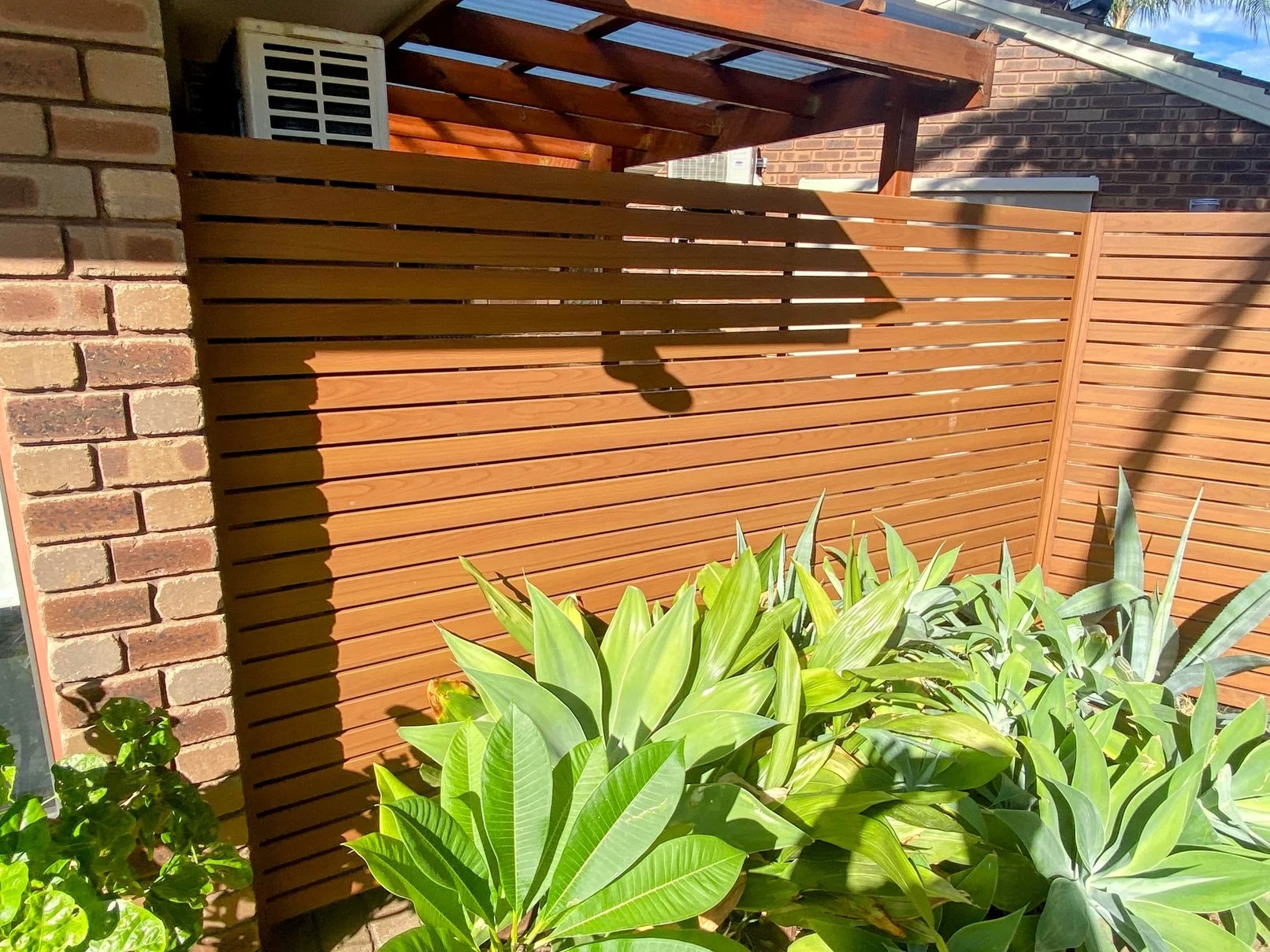 Western Red Cedar aluminium slat fence Kingsley.jpg