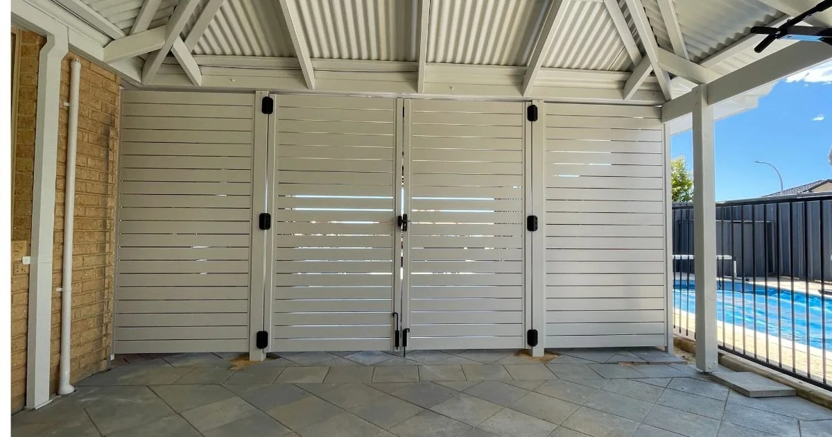 Double aluminium slat gate with fence panels - 100mm Surfmist slats, 5mm gaps in Currambine (3).jpg