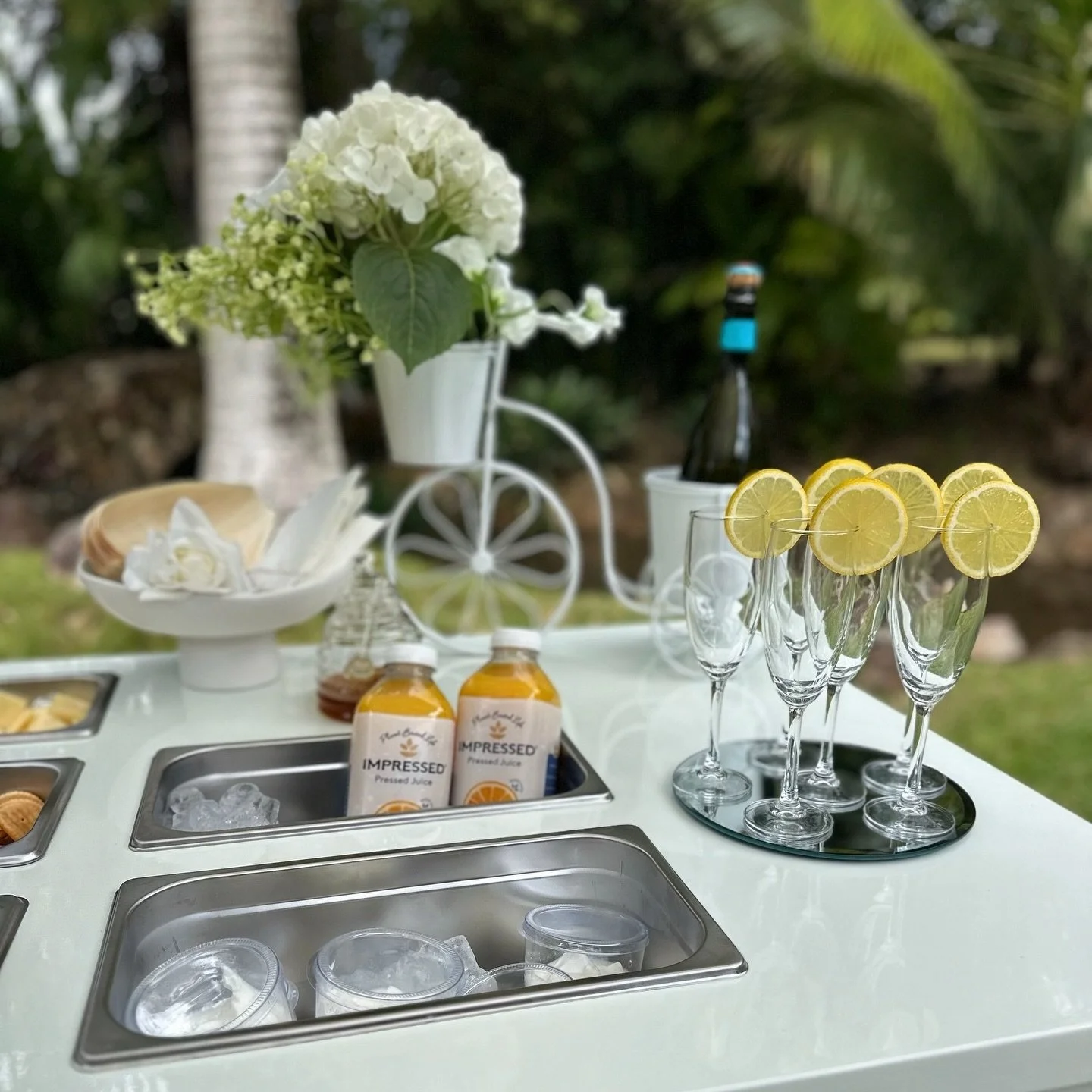 ✨ At A Little Grazey, we believe it&rsquo;s the little details that transform a setup into an experience ✨ 
From fresh lemon garnishes on the glasses, to soft florals and thoughtful styling, every element of our carts is designed to feel special. Bec