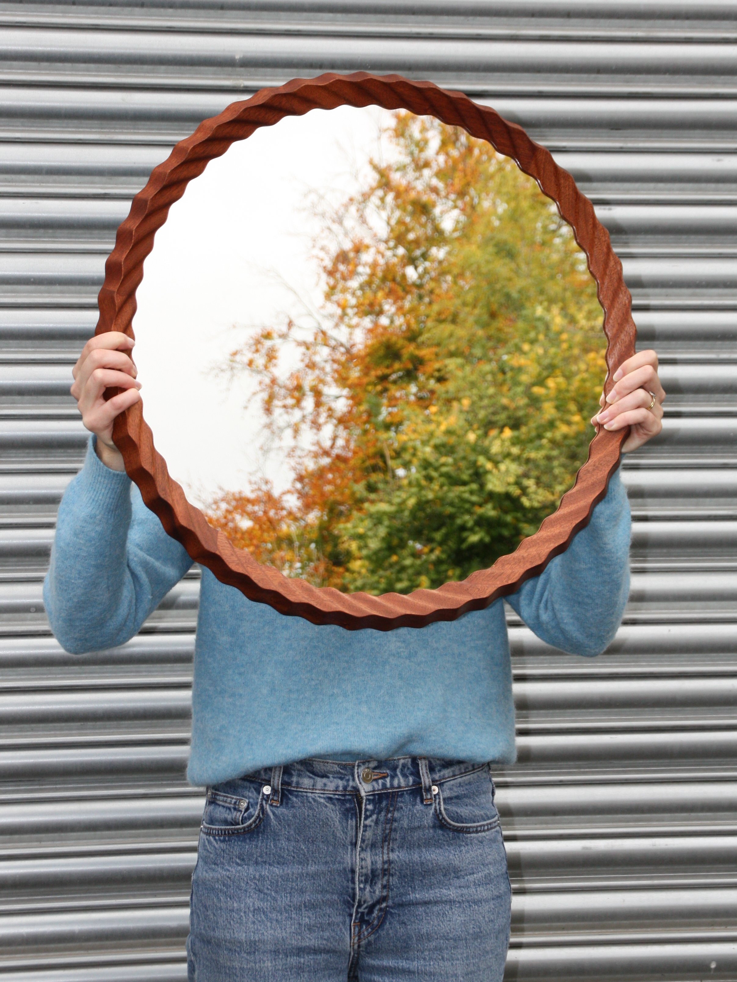 Kruller-Midi-Mirror-Sapele-lifestyle.jpg