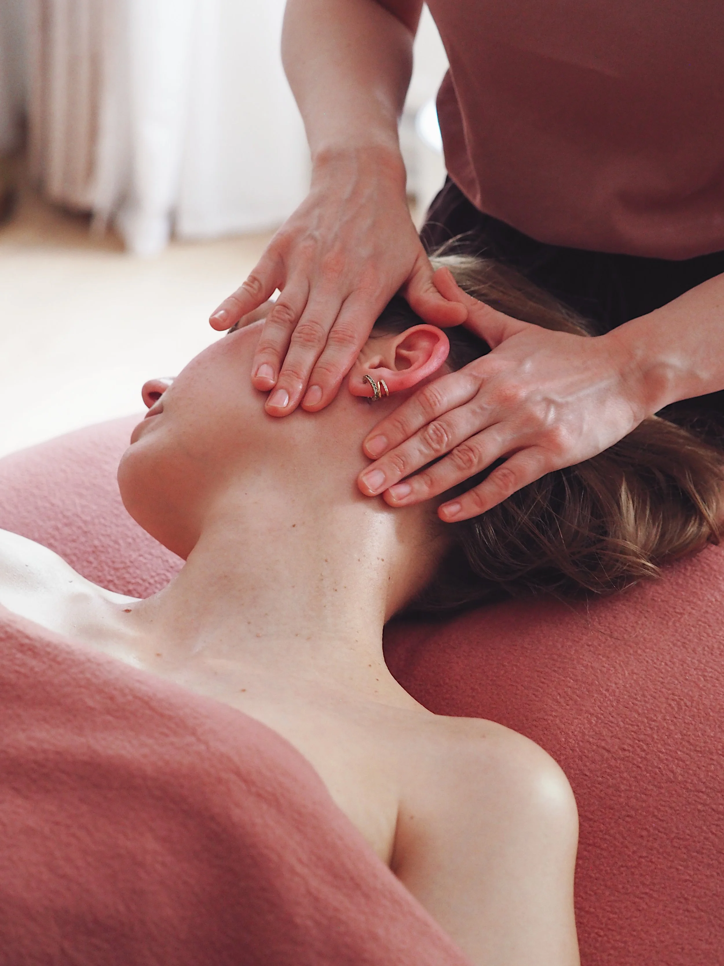 London facial massage, buccal massage and lymphatic drainage for facial health and emotional release